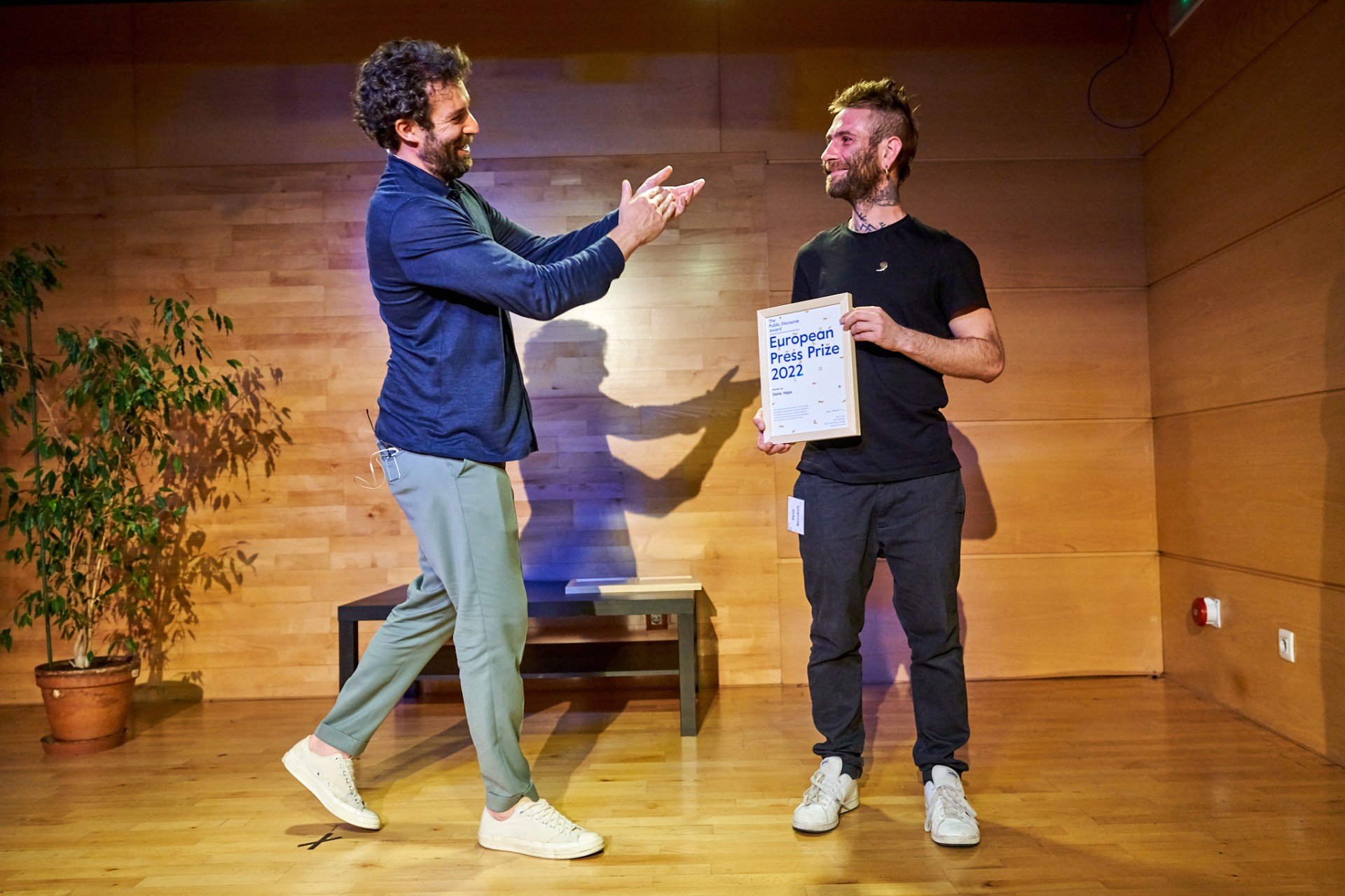 Denis Vėjas receives the award