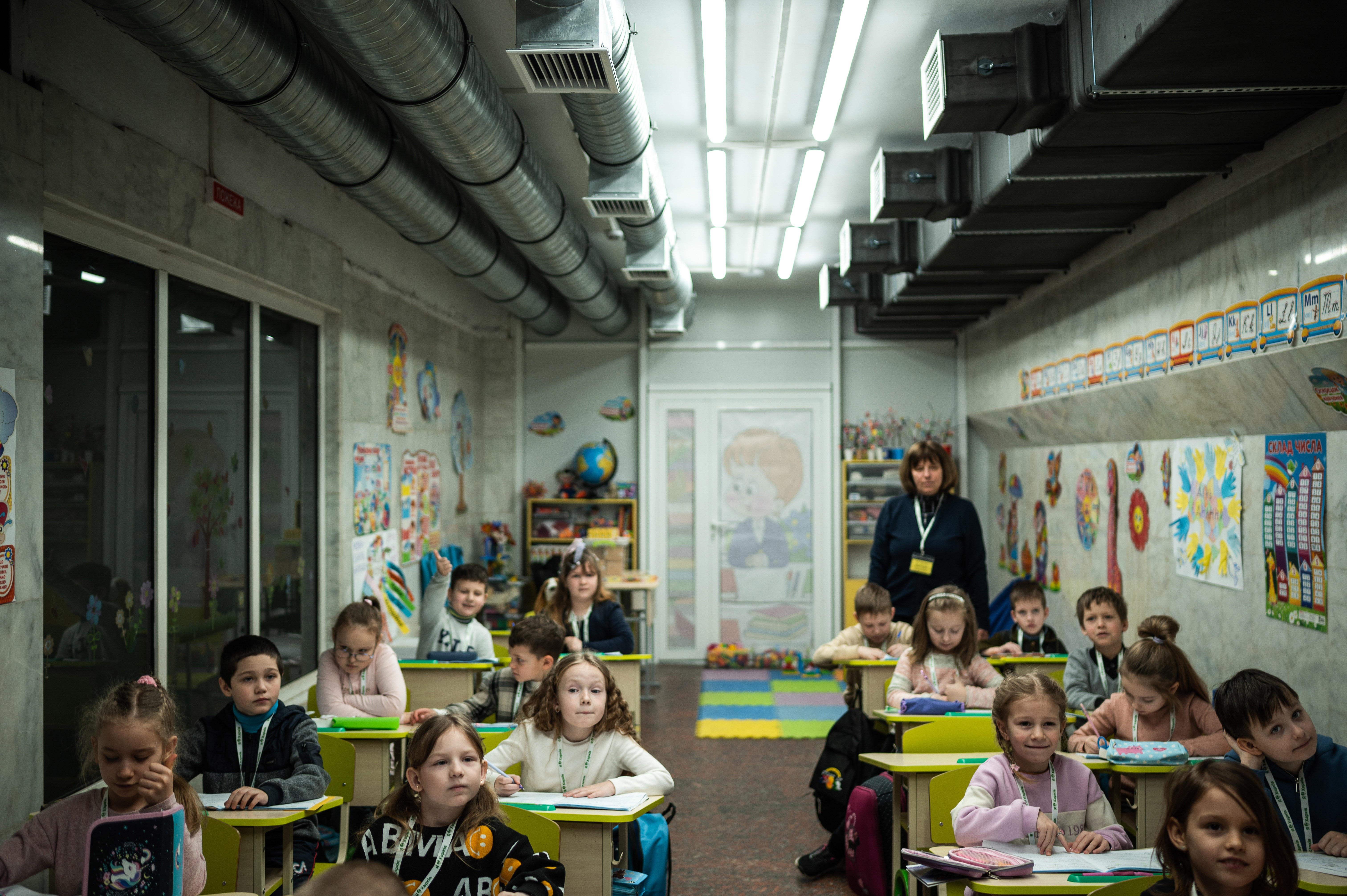 A classroom inside the underground school at Peremoha metro station. ©Denis Vėjas