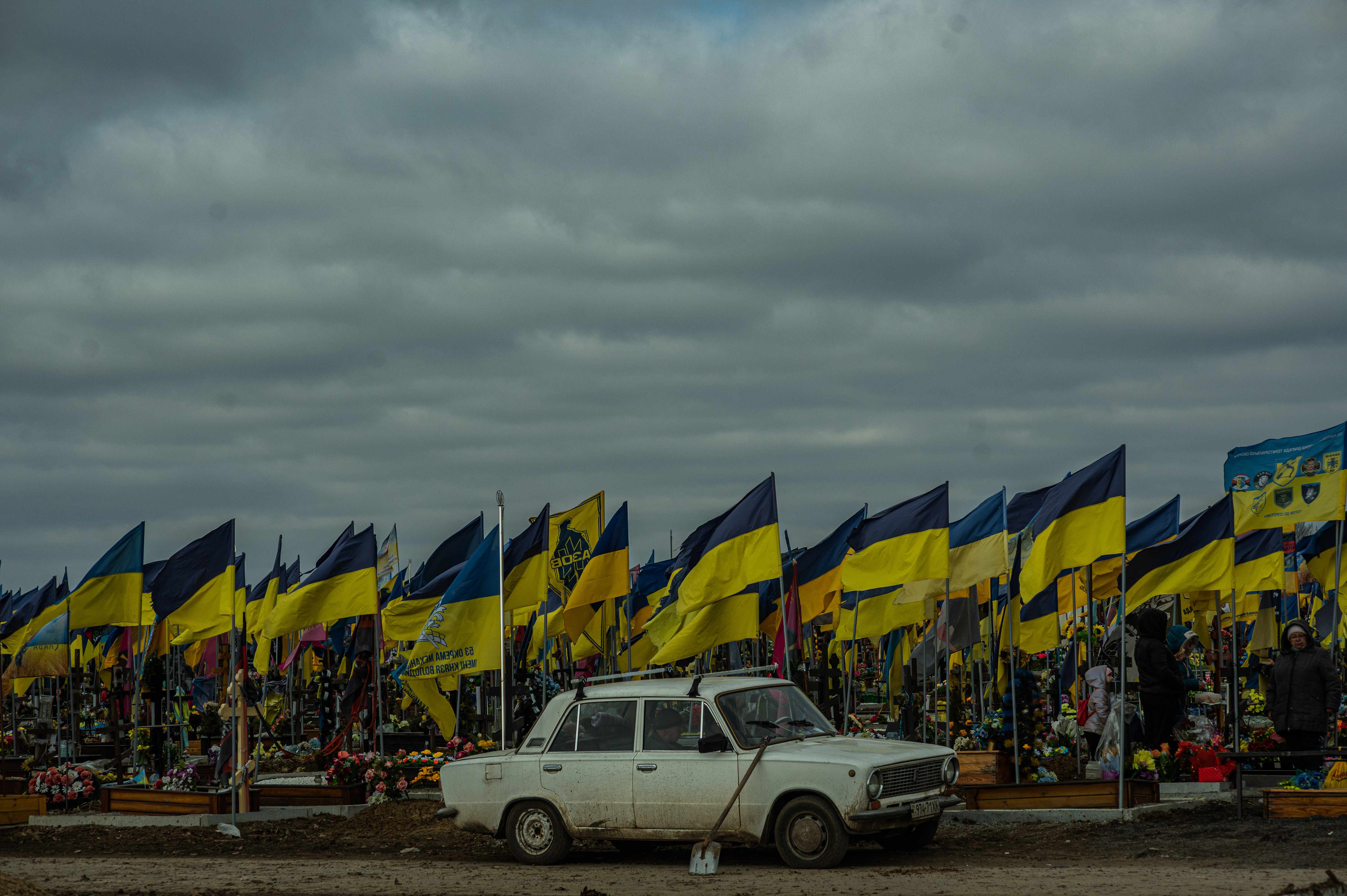 A cemetery workers’ vehicle with a shovel at Kharkiv’s 18th cemetery. ©Denis Vėjas