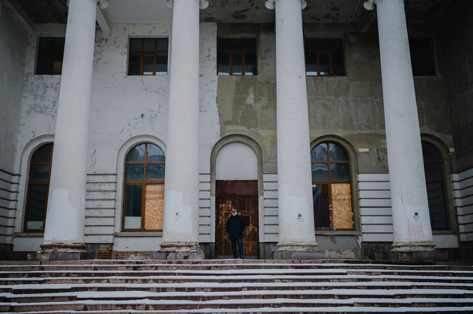 Maks in front of the bombed-out Kharkiv National Medical University. ©Denis Vėjas