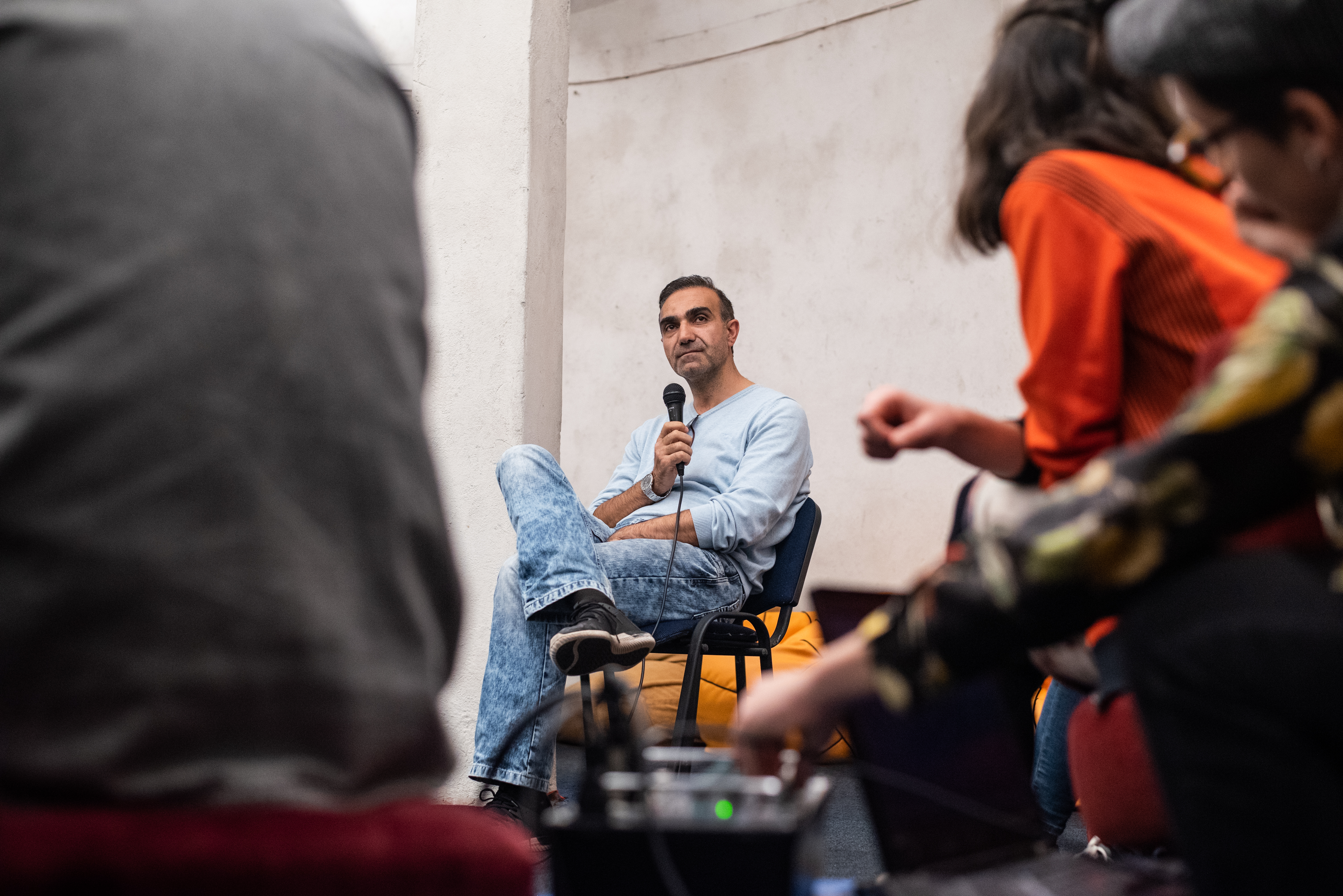 Senturk Celik needed to leave Turkey because of political persecution. He came to Lithuania as a refugee and now works as a barber. ©Severina Venckutė
