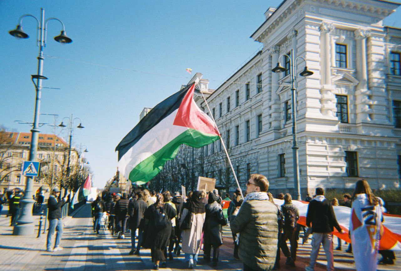 The march in solidarity with Palestine moving towards the Cathedral Square in Vilnius. ©Polina Tolpygina