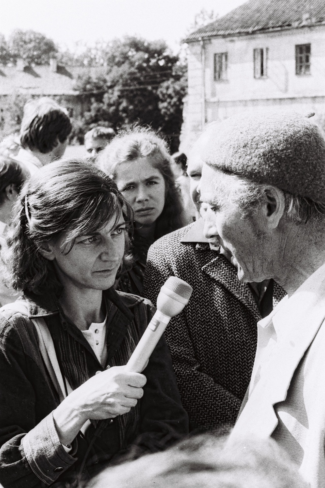 Ann Cooper interviews a protester at the anti-soviet rally near the Adam Mickiewicz monument in 1987. ©Povilas Obuchovičius