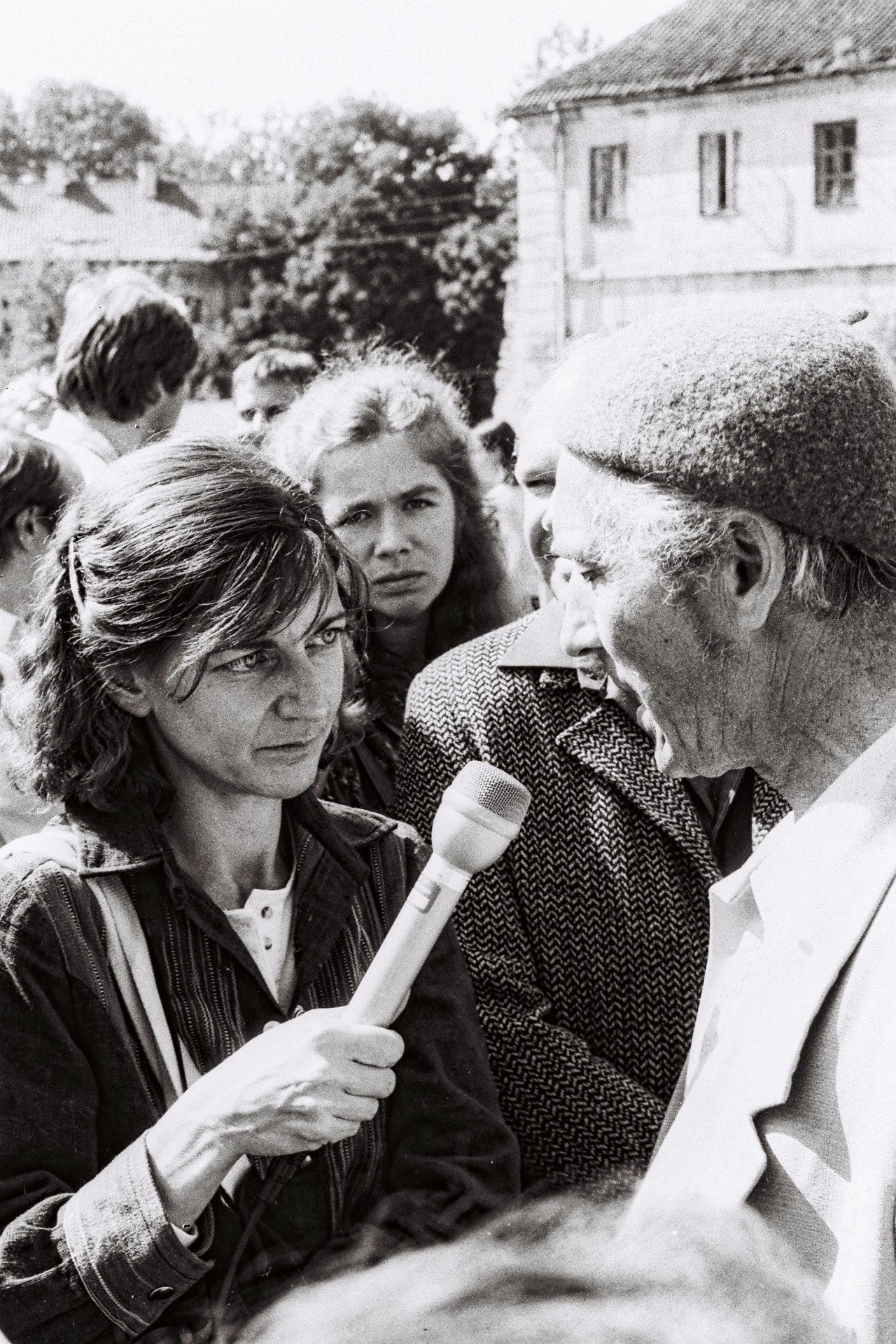 Ann Cooper interviews a protester at the anti-soviet rally near the Adam Mickiewicz monument in Vilnius, 1987. ©Povilas Obuchovičius