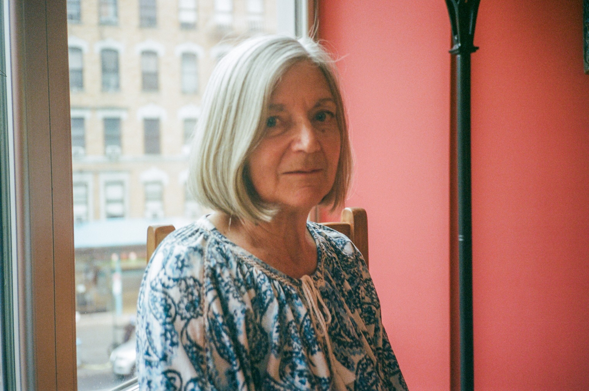 Ann Cooper in her apartment in New York, March 24, 2022. ⒸKarolis Vyšniauskas