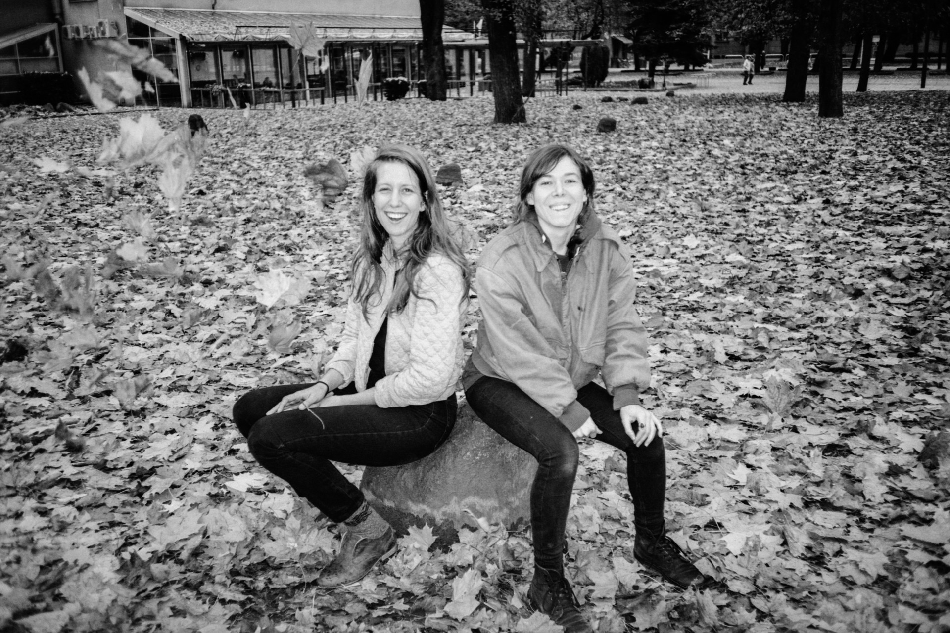 Anna & Elizabeth in Kaunas, Lithuania on their first tour in mainland Europe ©Severina Venckutė