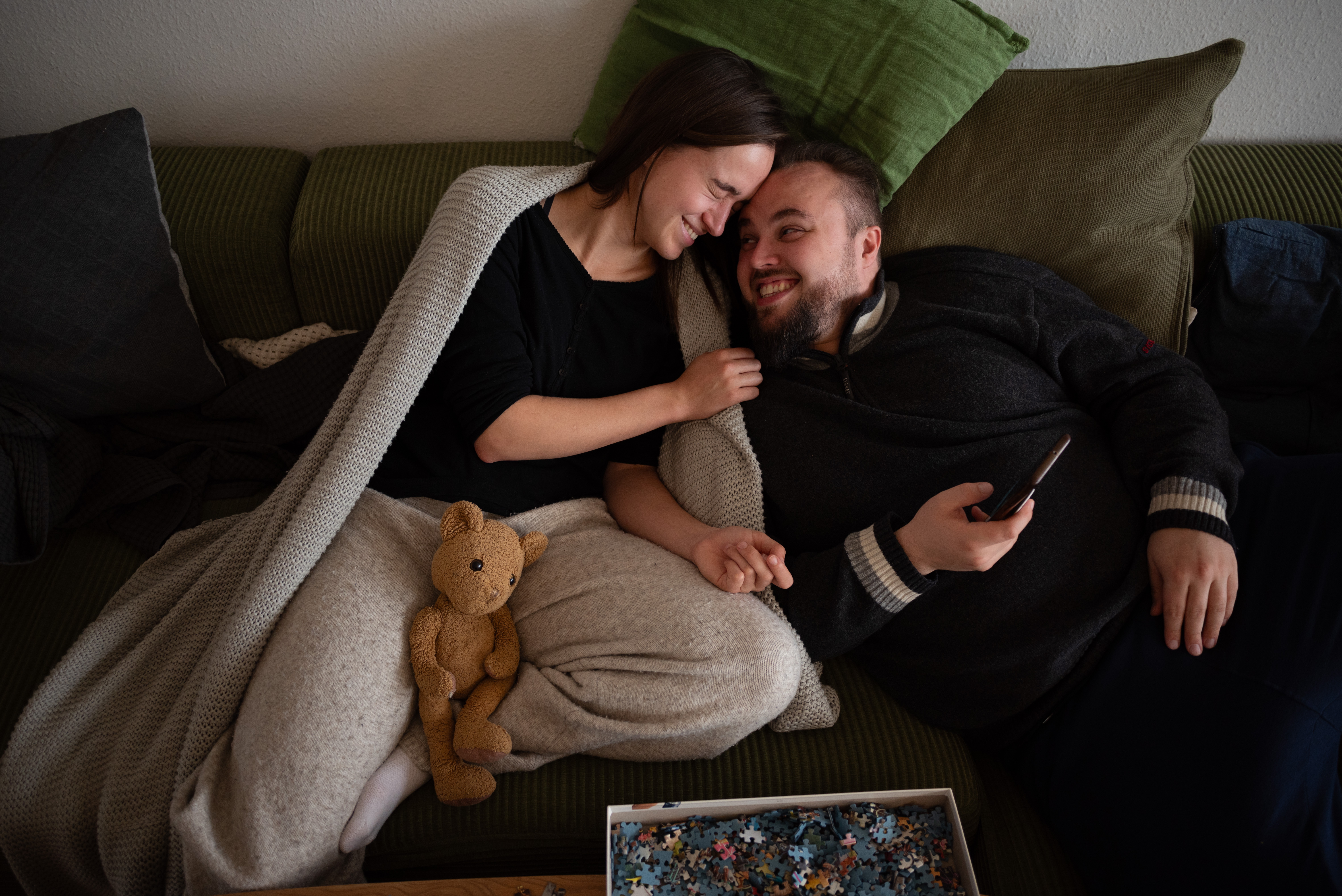 Aleksandra and Linus at home, looking at memes. ©Julija Stankevičiūtė