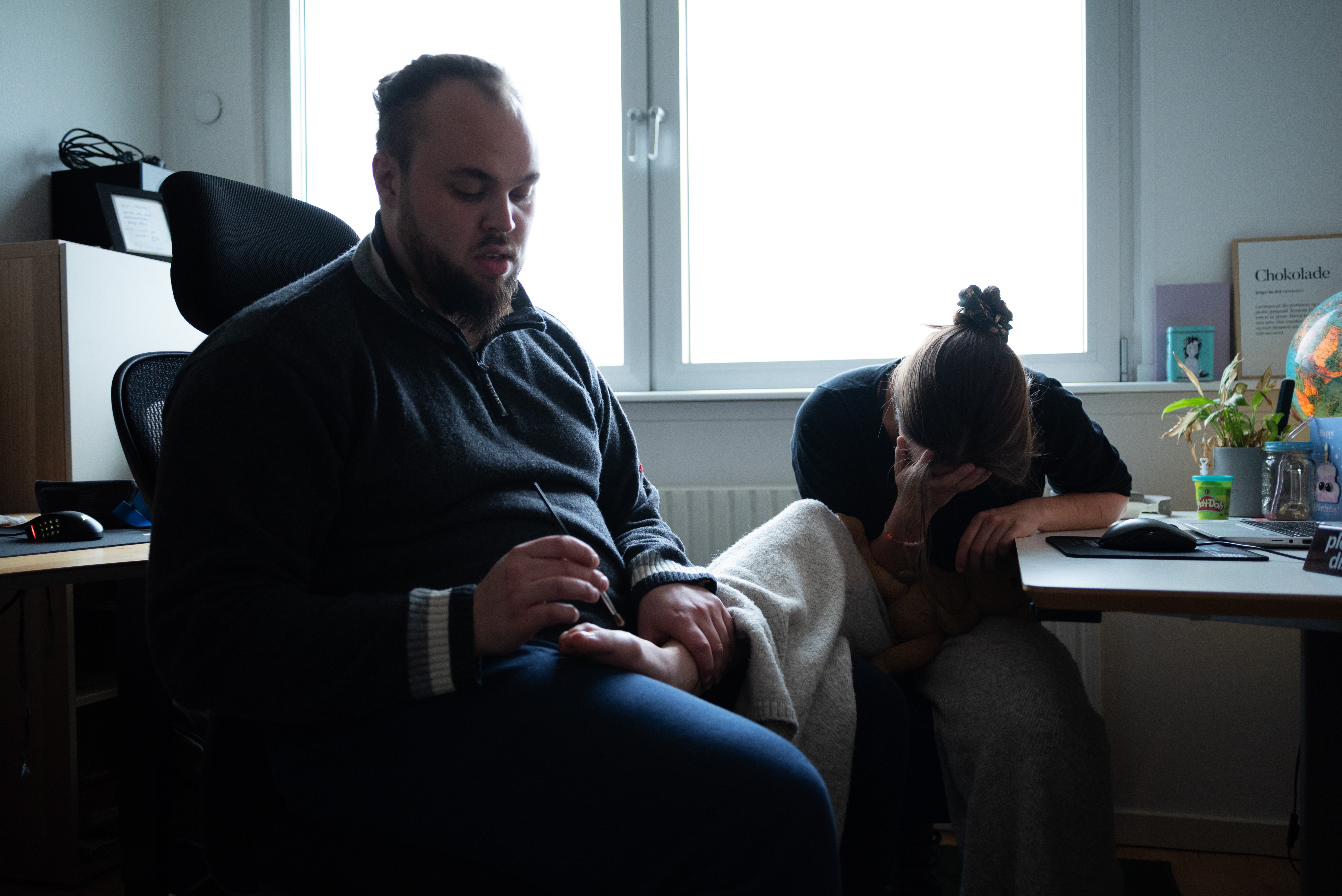 Linus has a technique to calm Aleksandra’s panic attacks. He uses a paintbrush to tickle her toes. He says that it helps release tension in her body faster. ©Julija Stankevičiūtė