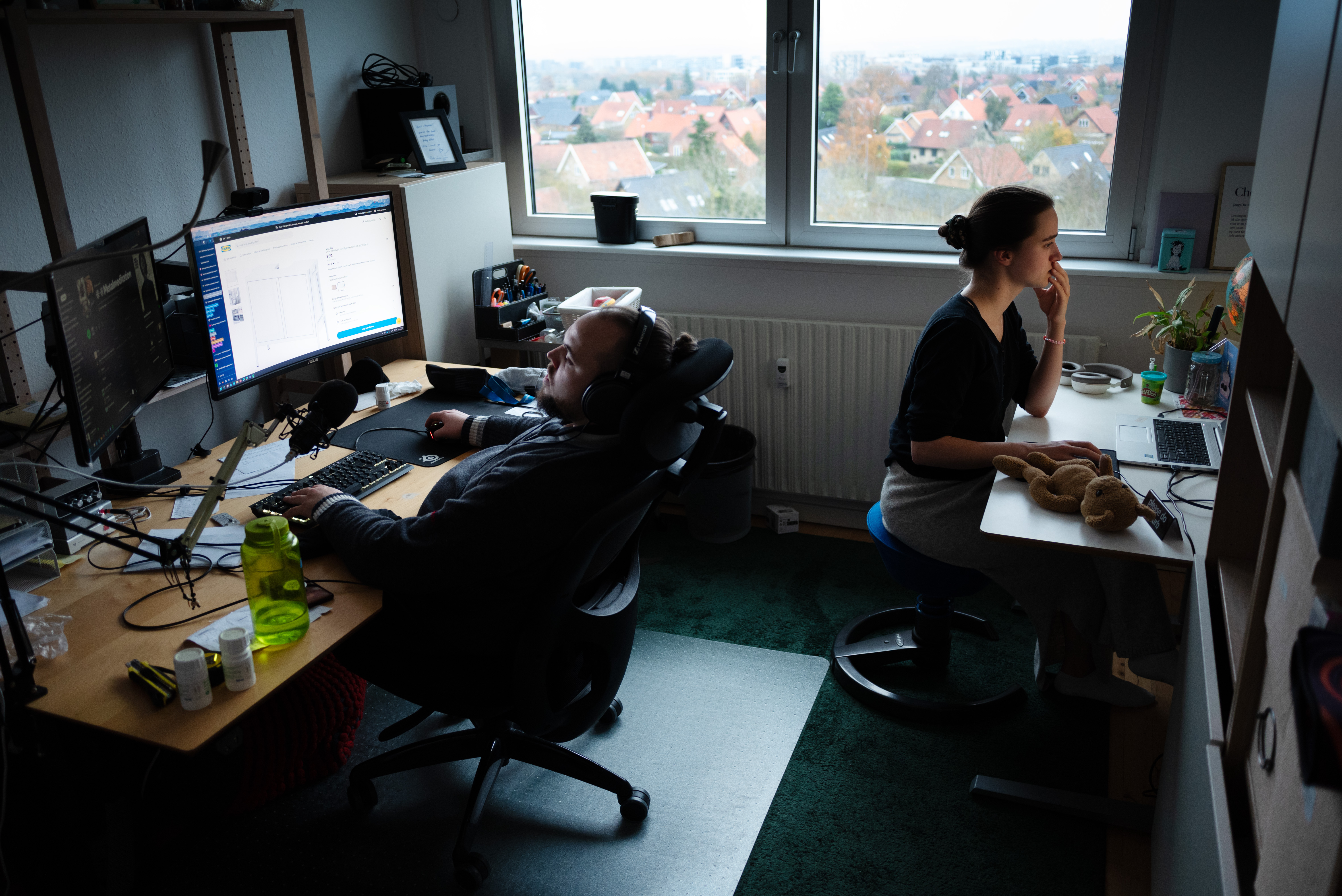Linus and Aleksandra are studying in their home office. ©Julija Stankevičiūtė