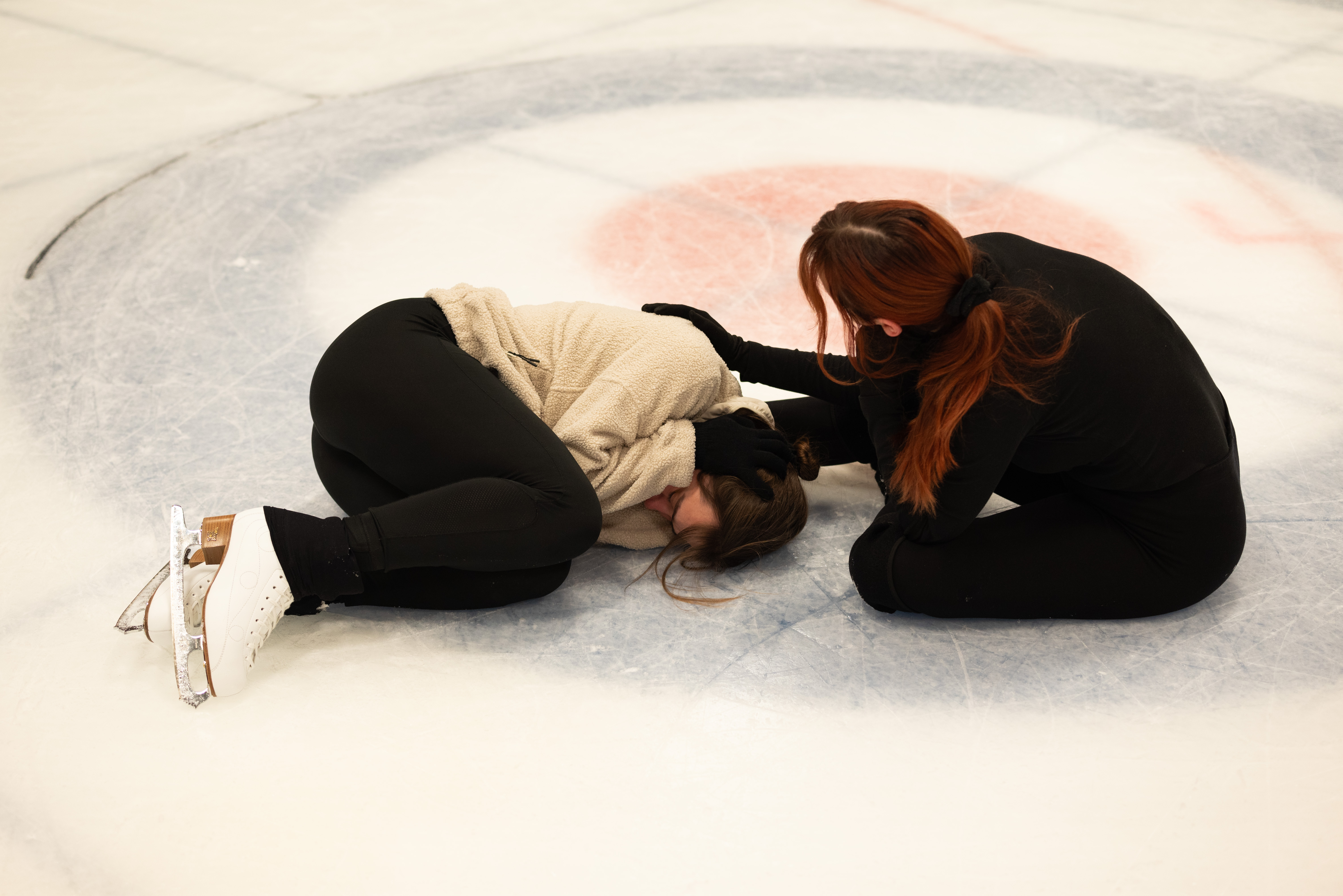 A loud sound in the skating hall triggered Aleksandra’s PTSD. Barbora stayed by her side until she recovered. ©Julija Stankevičiūtė