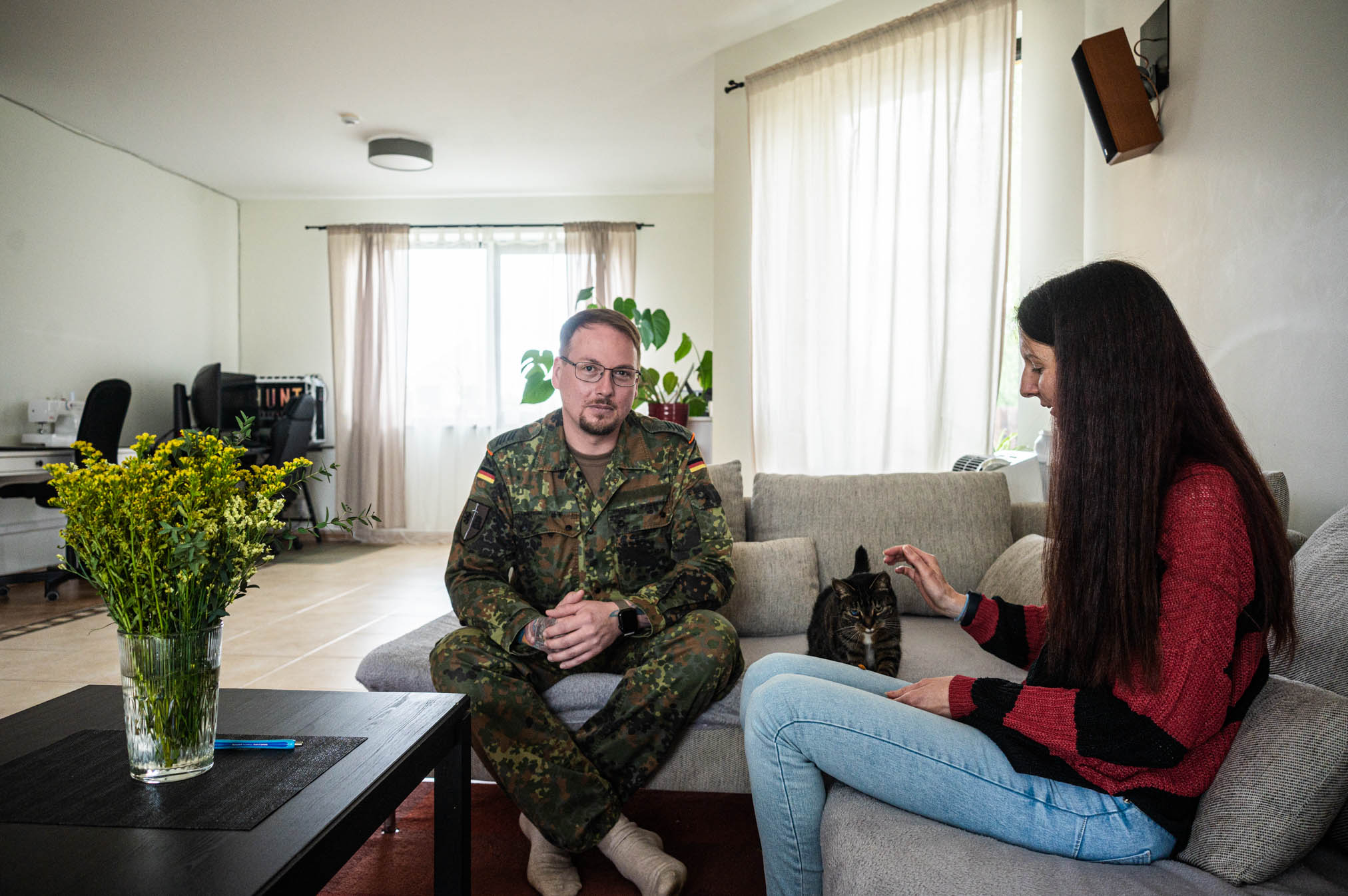 “If Danny goes, we all go,” says Jacky, Danny’s wife. The couple moved to Lithuania with their daughters, their dog Apollo, and cat Peanut in October 2024. ©Denis Vėjas