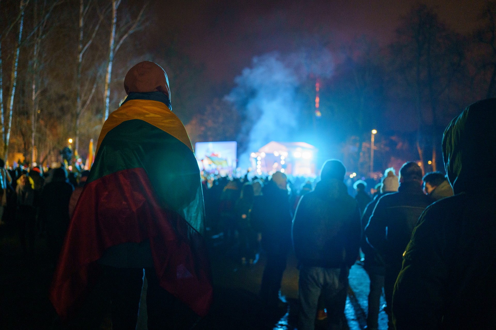 A woman in Lithuanian flag attends a Ukrainian support rally in Vilnius. More than 20,000 Lithuanians showed up in the four biggest cities to condemn Russia's invasion. ©Mindaugas Drigotas