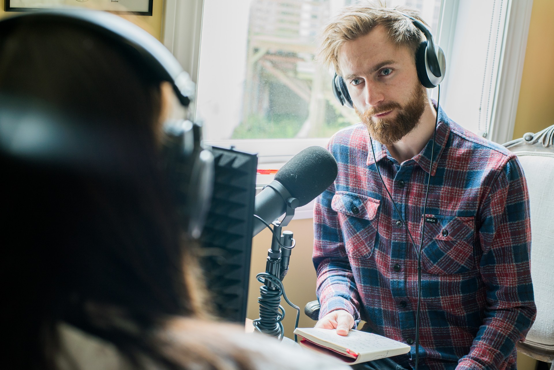 Podcast host Karolis Vyšniauskas at Indrė Viskontas's home studio in San Francisco. ©Mindaugas Drigotas