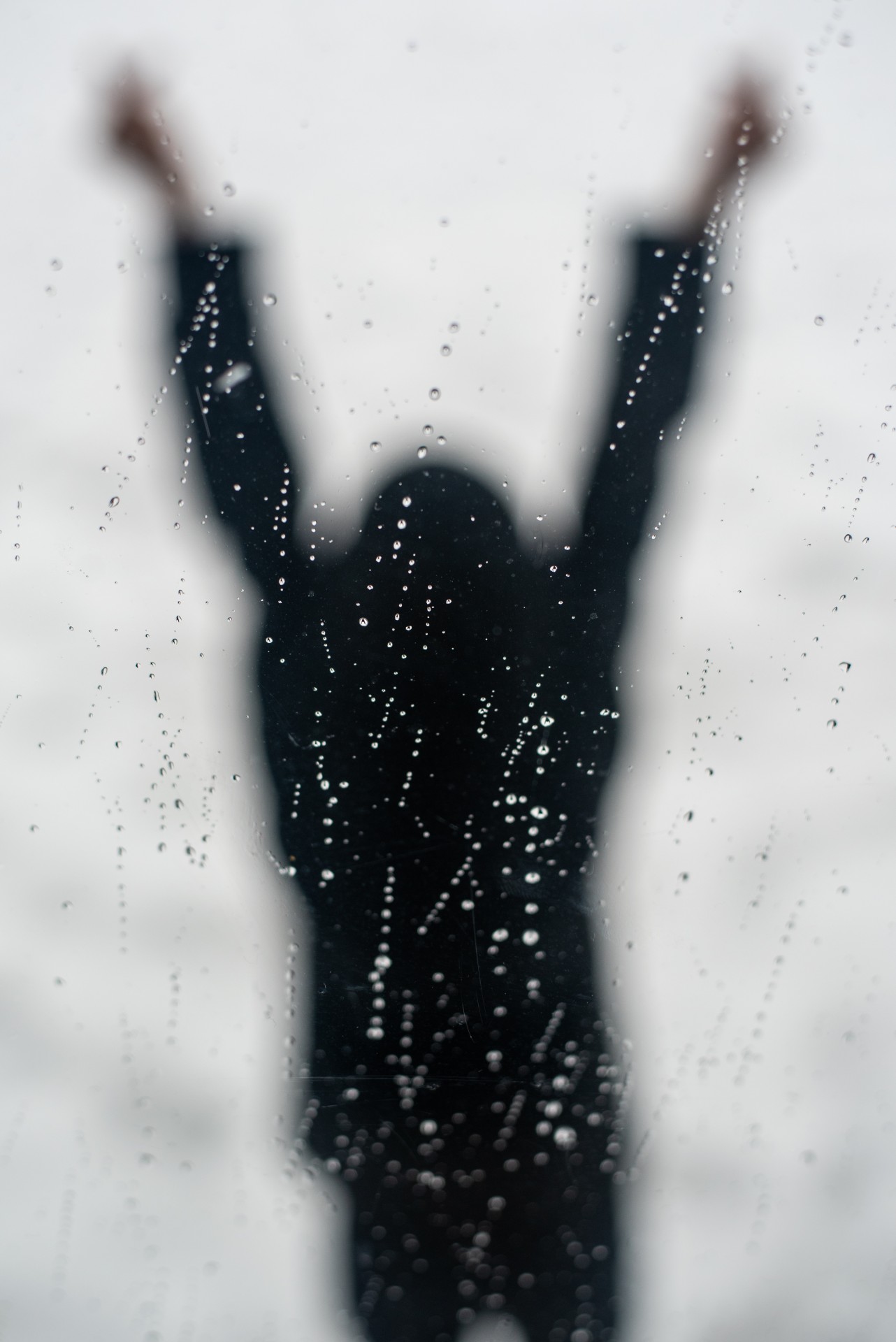 Hivi's silhouette through a window in Pabradė. ©Berta Tilmantaitė