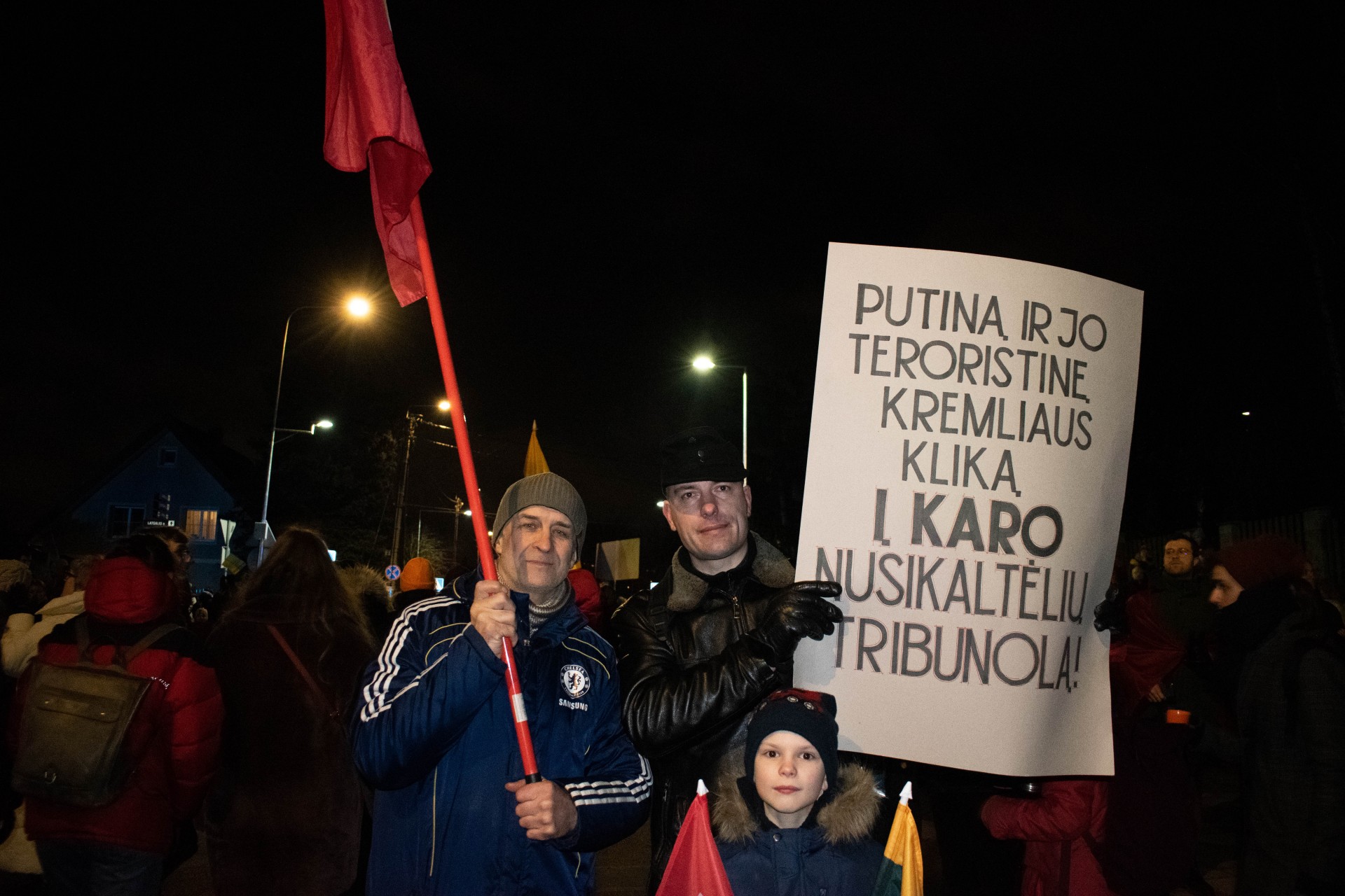 “It’s our duty to be here. If we, other European countries, don’t show our support to Ukraine – the time will come for Lithuania too. There should be no wars” – says Mindaugas (first on the right). “You know, I am half Ukrainian myself. My mom is Lithuanian and my dad is Ukrainian. I couldn’t hold back my tears this morning, I must say. As a man, I am struggling with this. I came here to support Ukrainians. I also think that EU is too lenient with Putin”, – adds Jaroslavas who participated in the resistance during the 13th of January 1991. – “My grandparents are buried in Ukraine, in Ternopil Oblast. I spent a few years there as a child. I come from a family of deportees, I was born in Russia, in Komi where the Gulag camps were located. My father and my Lithuanian grandfather were imprisoned there. My sister and I were born there. All of my relatives are in Ukraine. Ukrainians are my siblings, just like Lithuanians.” ©Julija Stankevičiūtė “It’s our duty to be here. If we, other European countries, don’t show our support to Ukraine – the time will come for Lithuania too. There should be no wars” – says Mindaugas (first on the right). “You know, I am half Ukrainian myself. My mom is Lithuanian and my dad is Ukrainian. I couldn’t hold back my tears this morning, I must say. As a man, I am struggling with this. I came here to support Ukrainians. I also think that EU is too lenient with Putin”, – adds Jaroslavas who participated in the resistance during the 13th of January 1991. – “My grandparents are buried in Ukraine, in Ternopil Oblast. I spent a few years there as a child. I come from a family of deportees, I was born in Russia, in Komi where the Gulag camps were located. My father and my Lithuanian grandfather were imprisoned there. My sister and I were born there. All of my relatives are in Ukraine. Ukrainians are my siblings, just like Lithuanians.” ©Julija Stankevičiūtė
