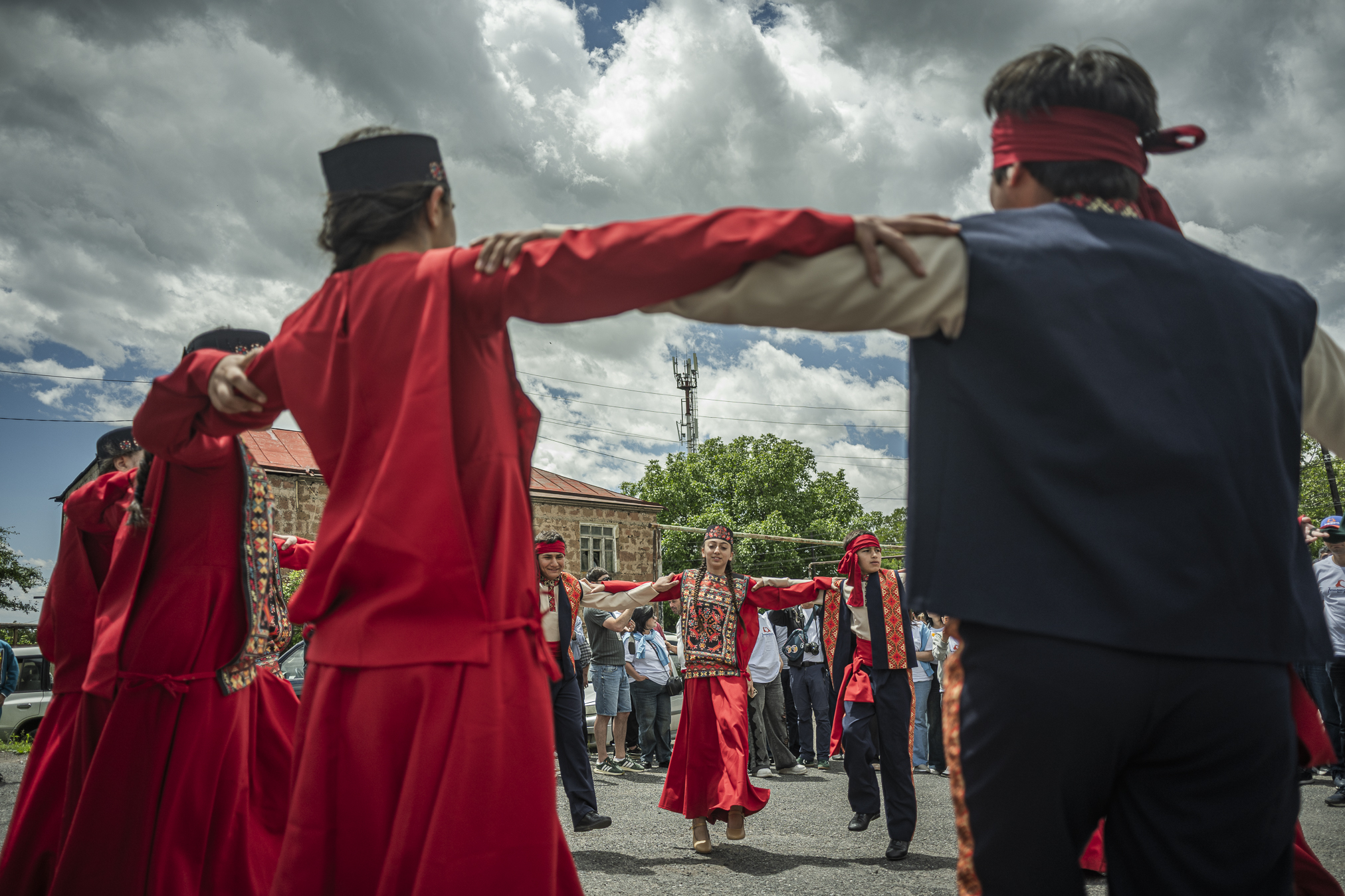Traditional Armenian dances at a rally of Pashinyan's party in Byurakan. © Denis Vėjas