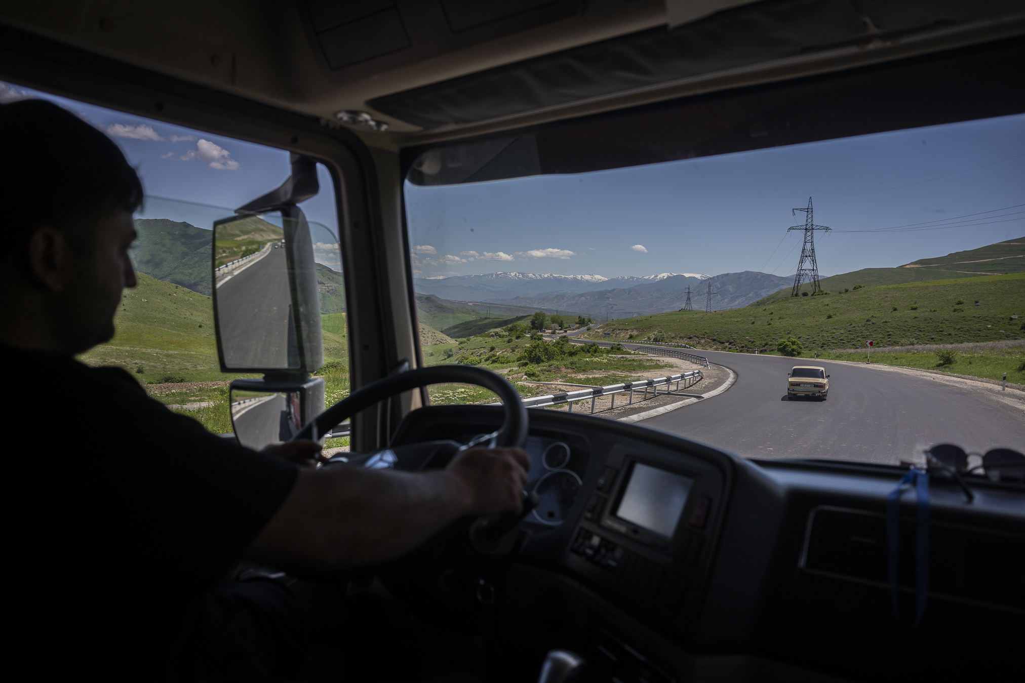 A long-haul driver transports stone along a narrow mountain road in southern Armenia. This is the main logistics route connecting the country with Iran. © Denis Vėjas