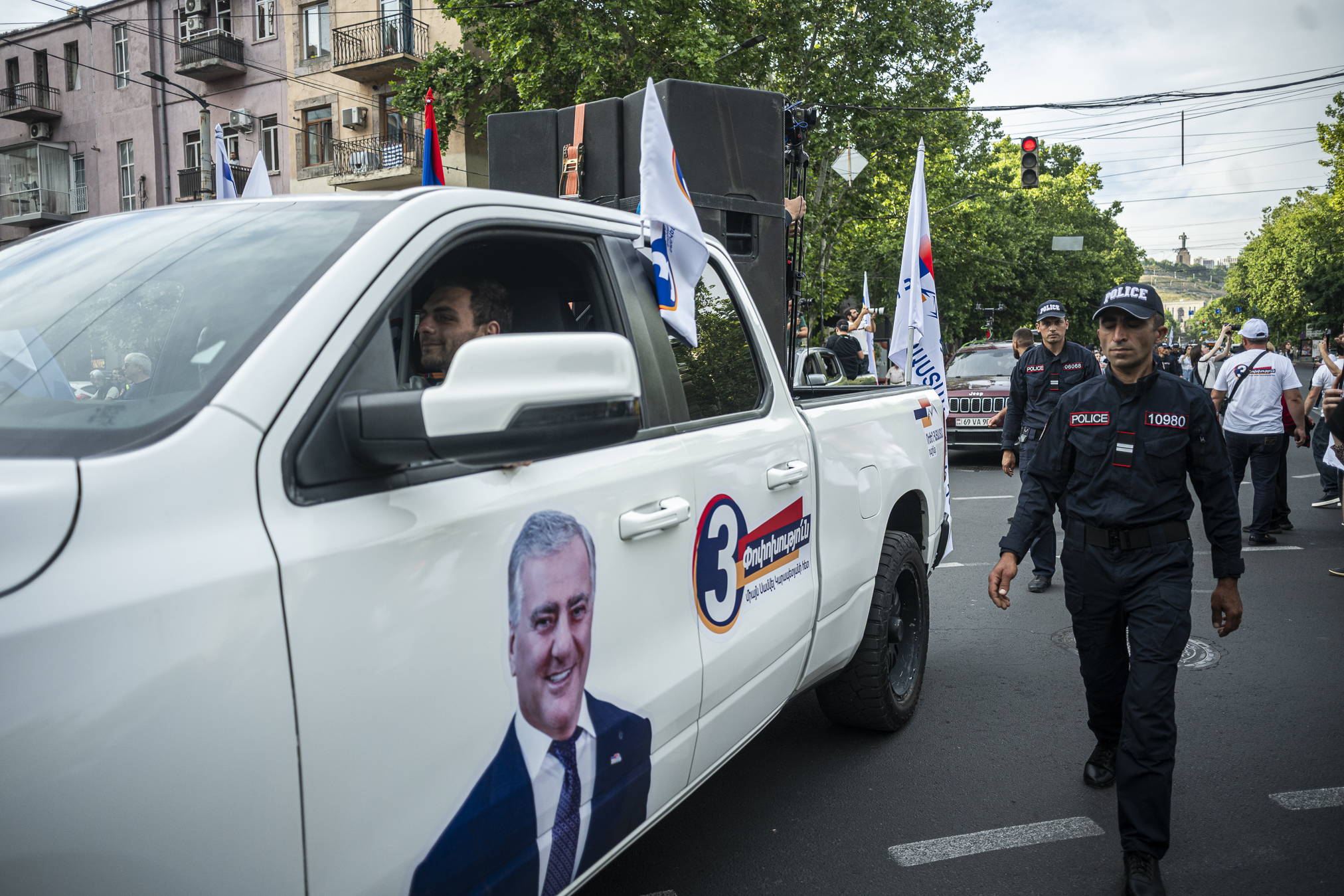 Police escort a campaign vehicle of Samvel Karapetyan's Strong Armenia party through the streets of Yerevan. The billionaire is currently under house arrest, charged with calling for the usurpation of power. © Denis Vėjas