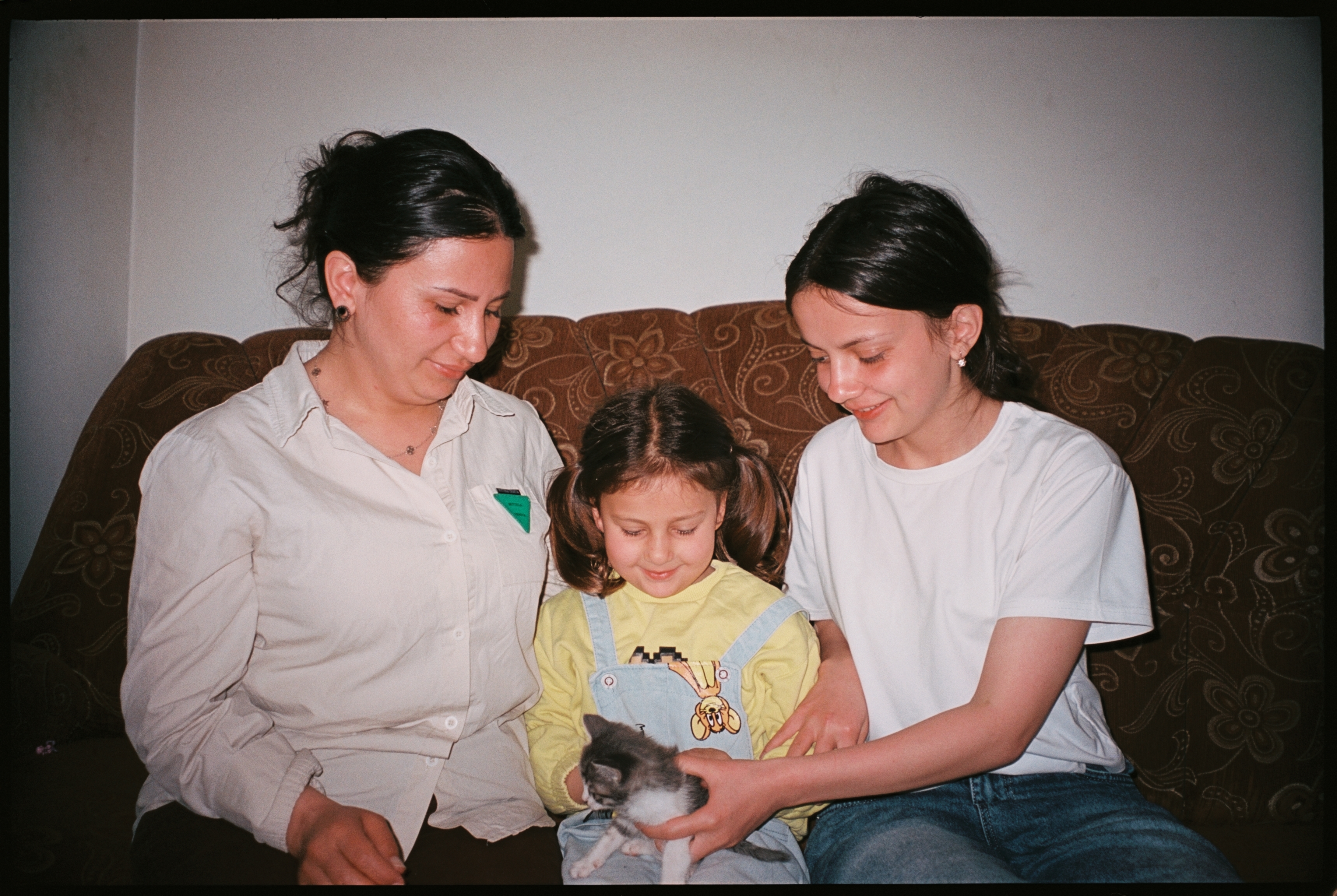 Lusine with her daughters and Milka the kitten. © Sigita Vegytė