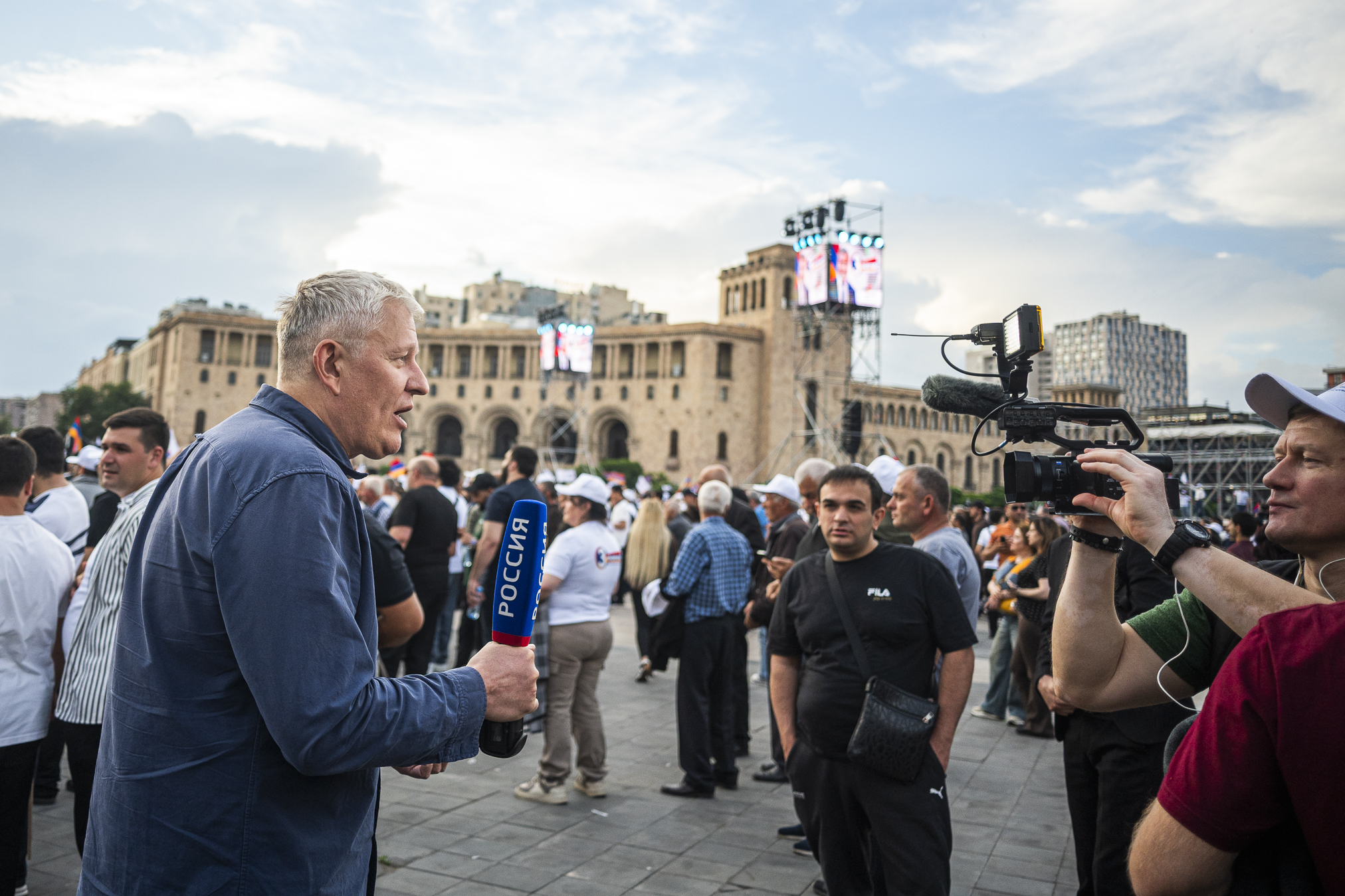 The Kremlin propaganda channel Rossiya-1 broadcasts from a rally of the most popular opposition party, Strong Armenia, in Yerevan. Moscow actively backs the party's leader, Samvel Karapetyan, who made his fortune in Russia. © Denis Vėjas