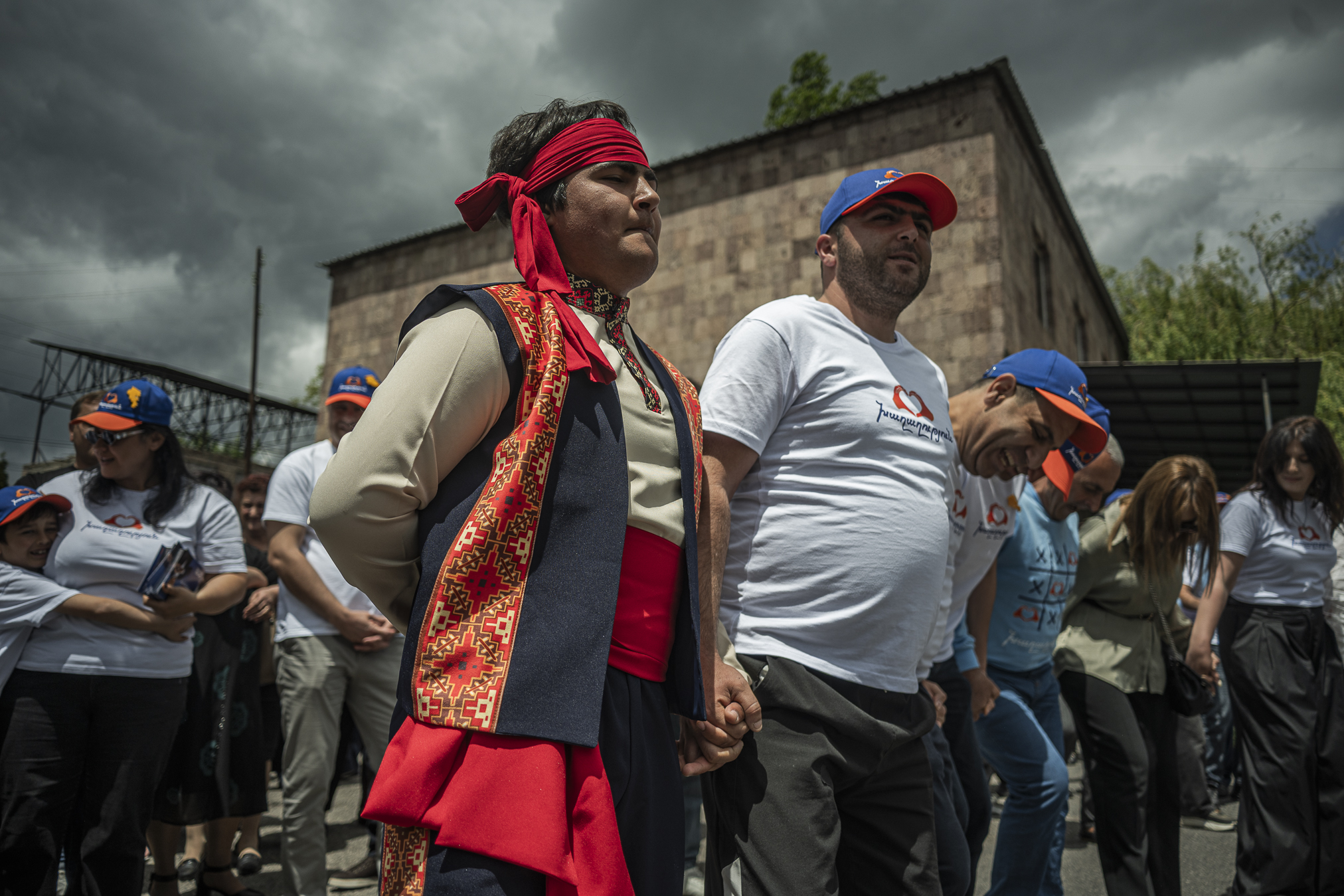 The economy minister, visiting the village, dictates his phone number and says residents can call him at any time. © Denis Vėjas