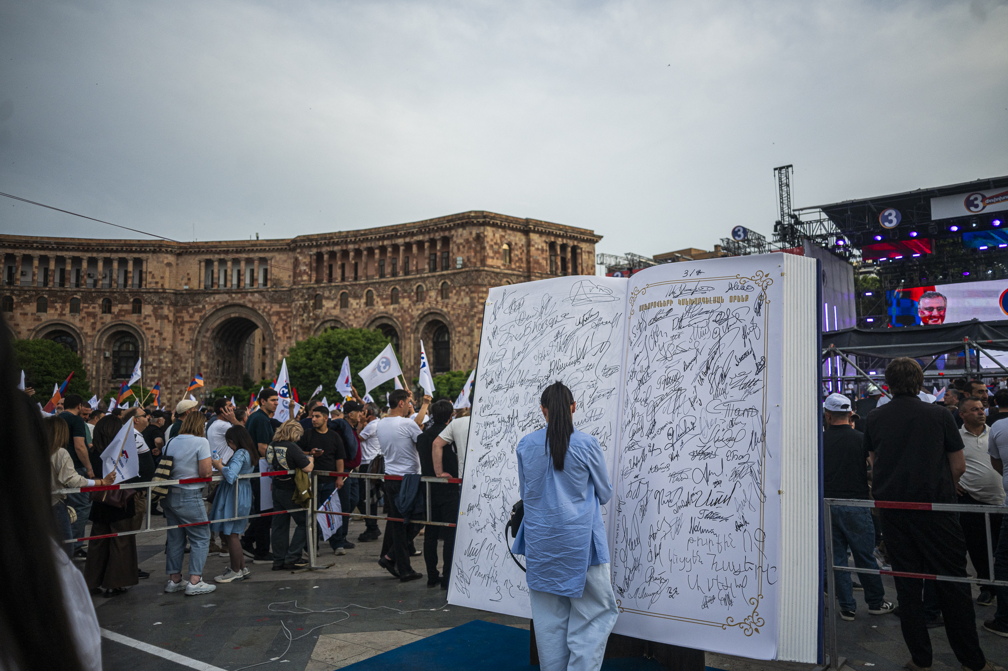 Rally participants are invited to sign a petition against Armenia being handed over to Azerbaijan. According to the Strong Armenia party, the current peace agreement is far too favourable to Baku and gives Armenia no additional security guarantees. © Denis Vėjas