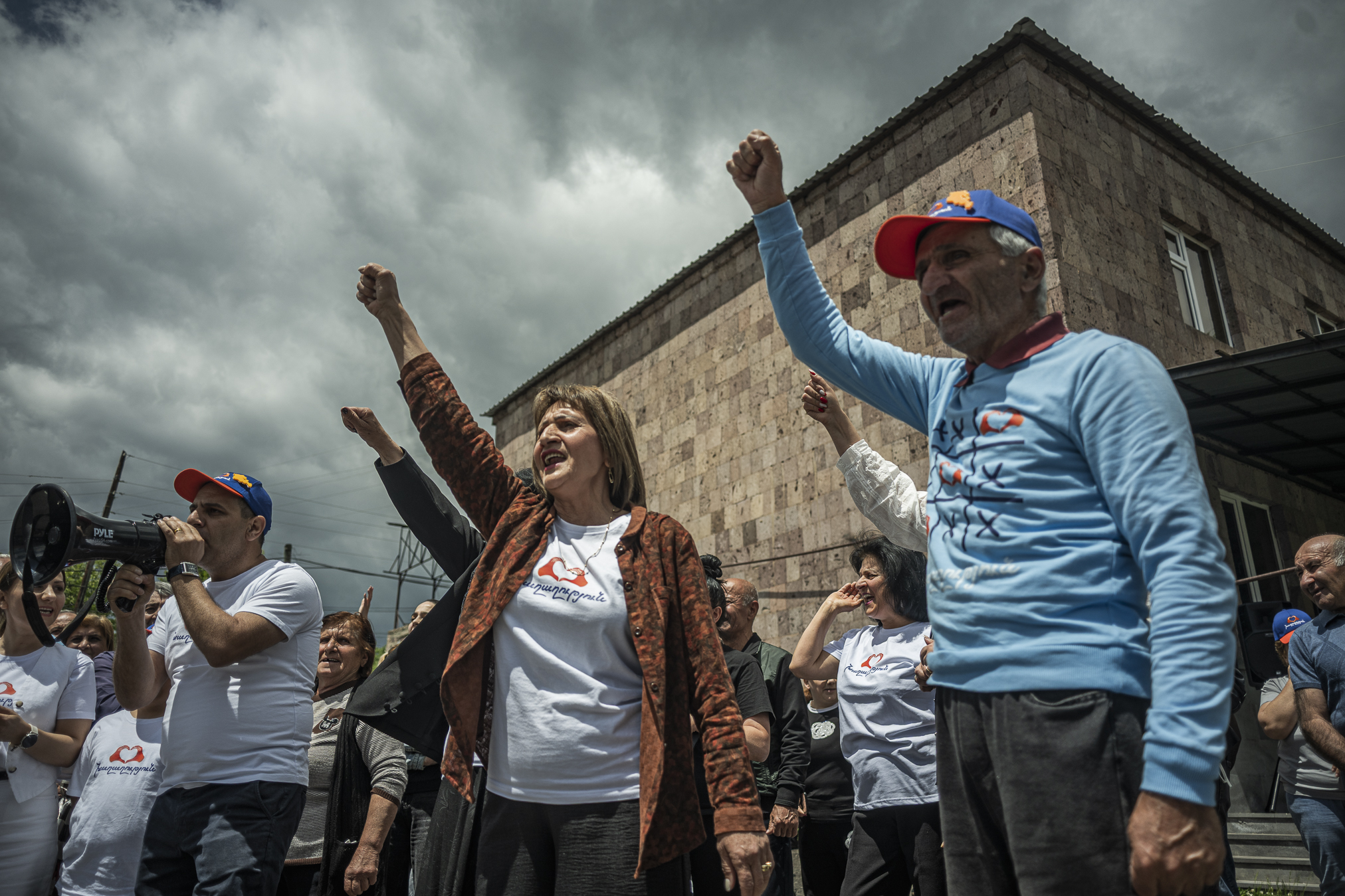 Party members do not discuss political direction; they mostly criticise the opposition and their strongest rival, Samvel Karapetyan. They claim the opposition would drag the country back into war. © Denis Vėjas