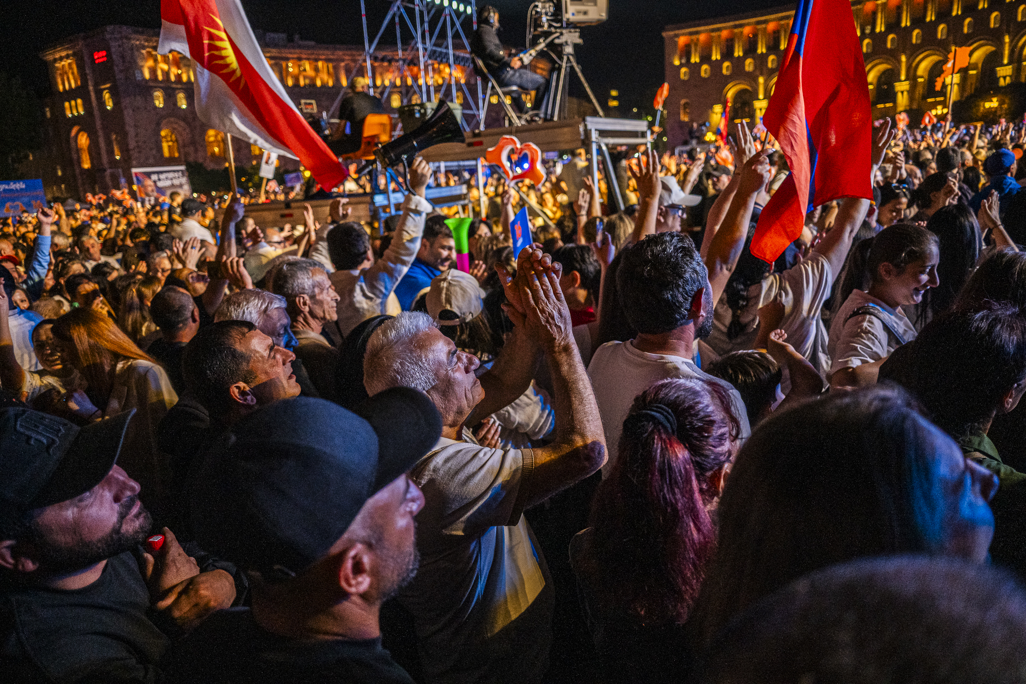 Traditional Armenian dances at a rally of Pashinyan's party in Byurakan. © Denis Vėjas