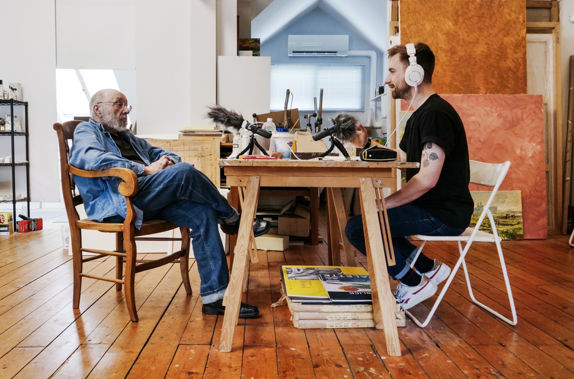 Painter Samuel Bak and journalist Karolis Vyšniauskas recording a podcast conversation in artist's studio. ©Ieva Lygnugarytė