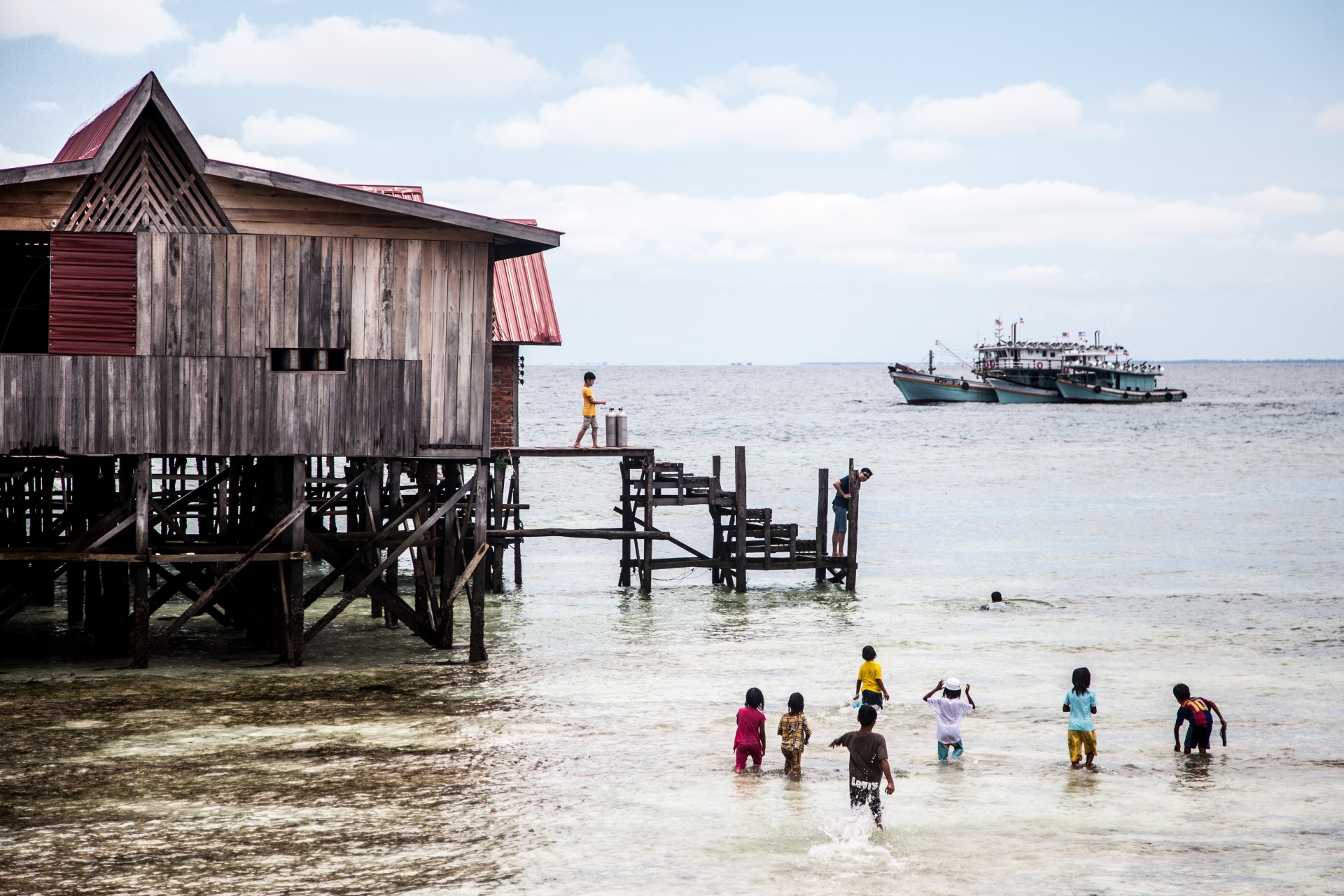 Under the right weather conditions, Sama Dilaut children go to the ocean in search of seafood. During their childhood they spend a lot of time in the water, so their eyes adapt to seeing underwater.