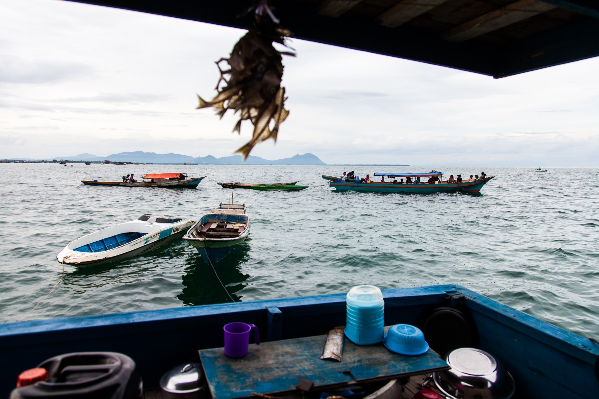 Often several generations of Bajau Laut live in one or more chain-linked boats and roam together.