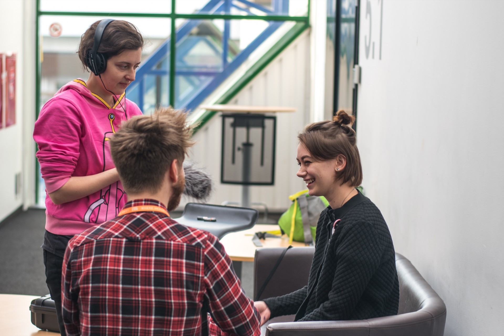 Sound director Kata Bitowt, journalist Karolis Vyšniaukas and Sarah Andersen during the interview. ©Lucas Cwierz