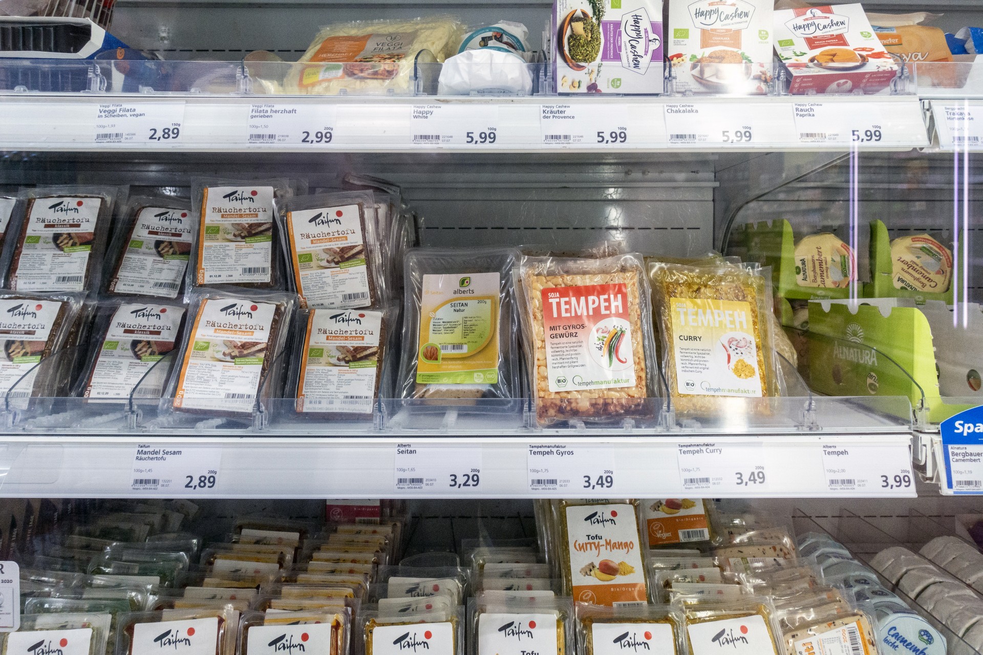 Shelf for alternative protein products (tofu and tempeh) in a Berlin shopping center. ©Elena Lazutkaitė