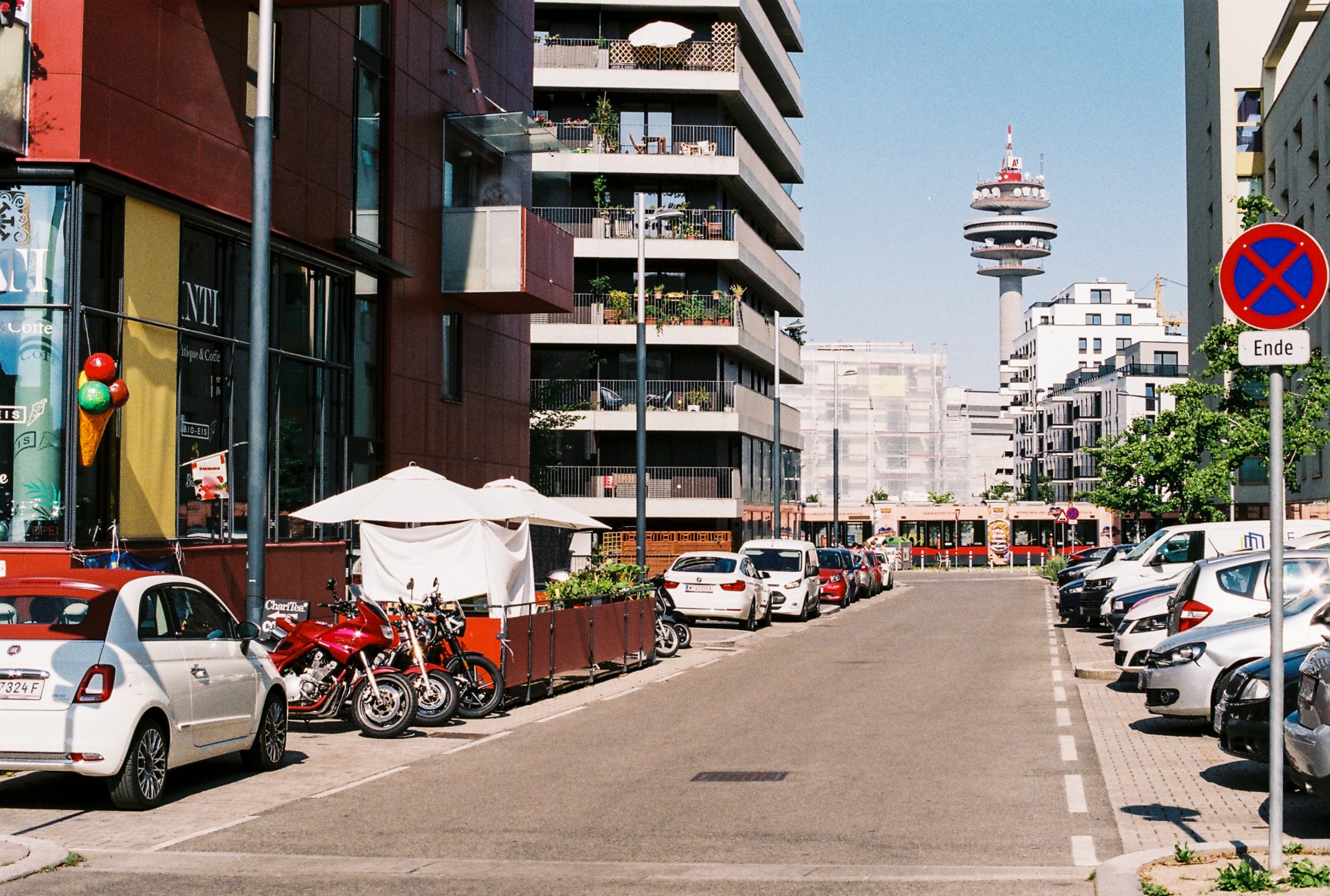 Despite being valued by its inhabitants, Sonnwendviertel still lacks green areas. On hot summer days streets get empty.