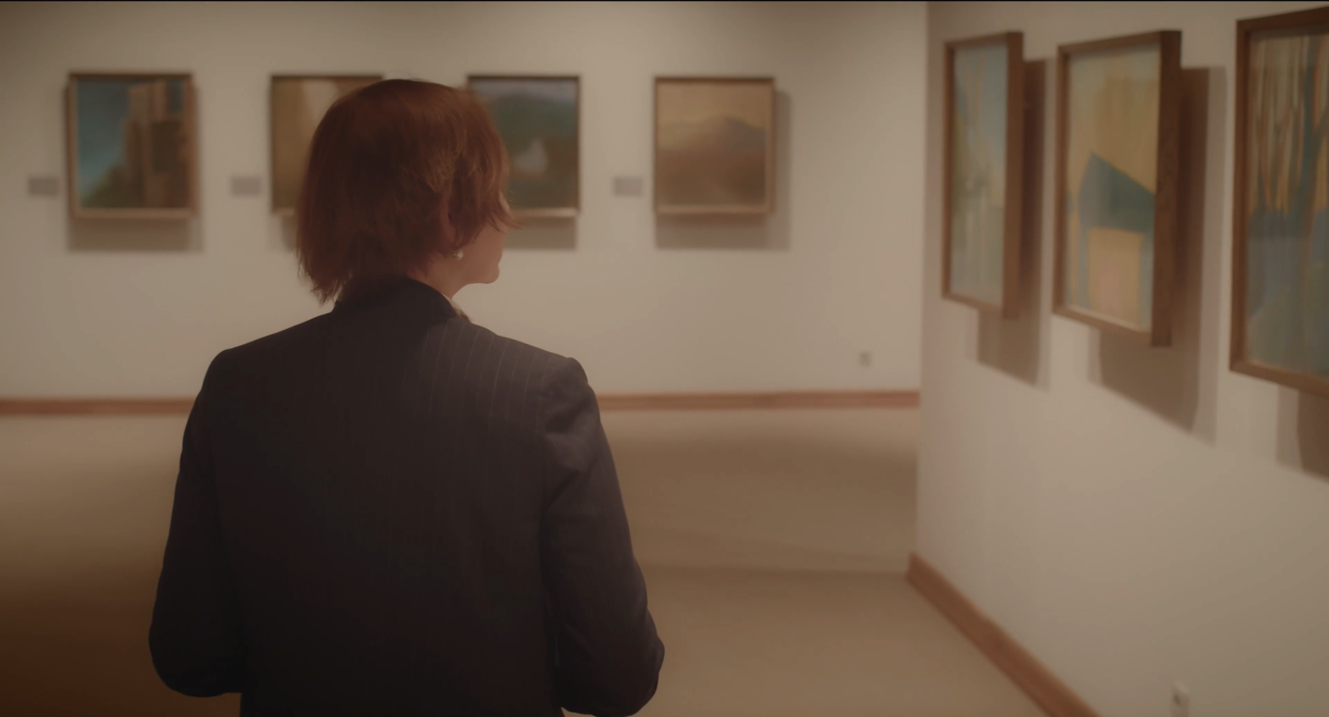 Danutė Gruzdienė, curator at the Čiurlionis National Museum of Art, guides the viewers through the works of Mikalojus Konstantinas Čiurlionis and his turbulent life story. ©Kinoatelje