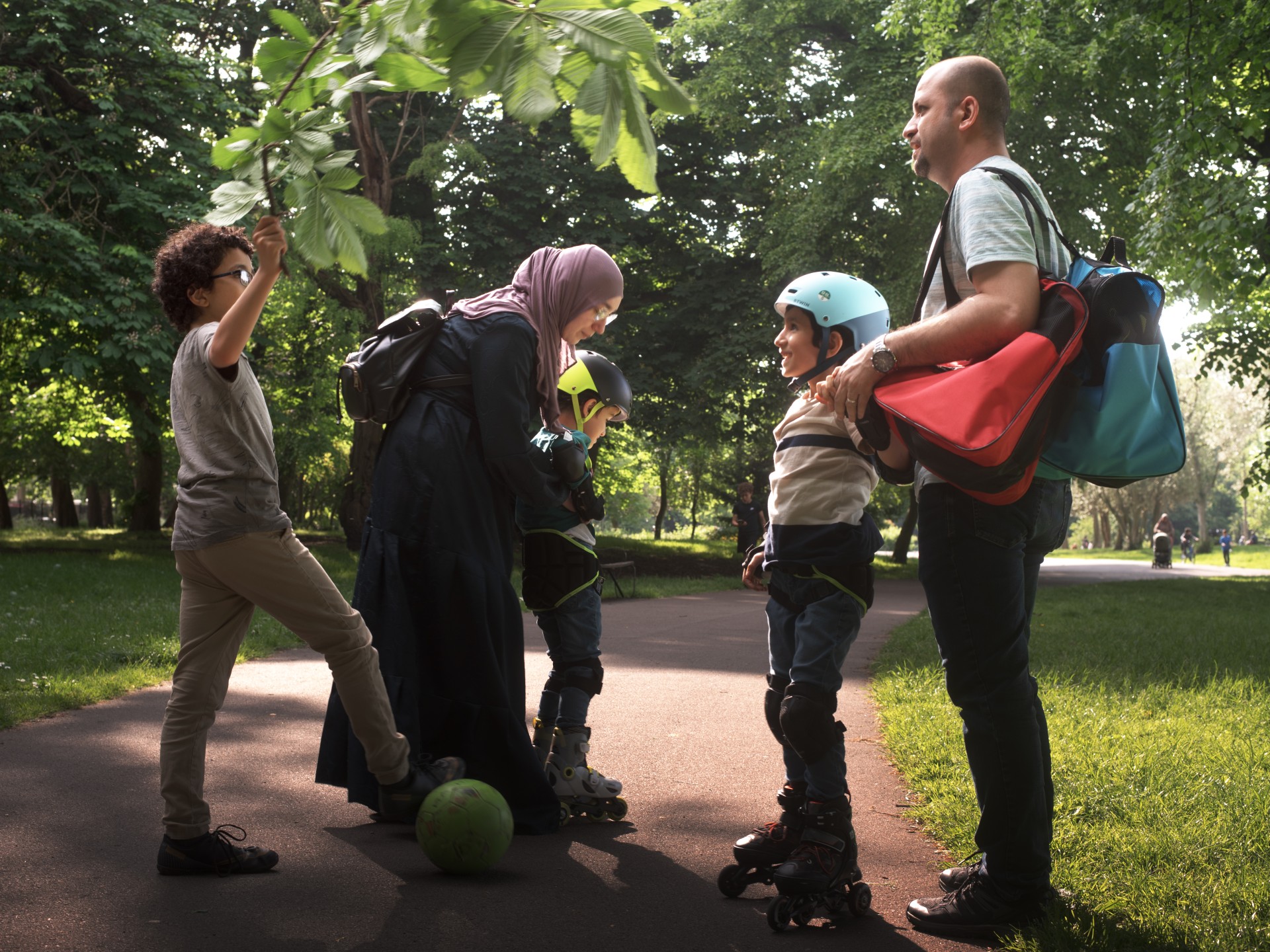 Fady and Zahra in Alexandria Park with their kids, Yassen, Youssef, and Ayyoub. ©Julija Stankevičiūtė