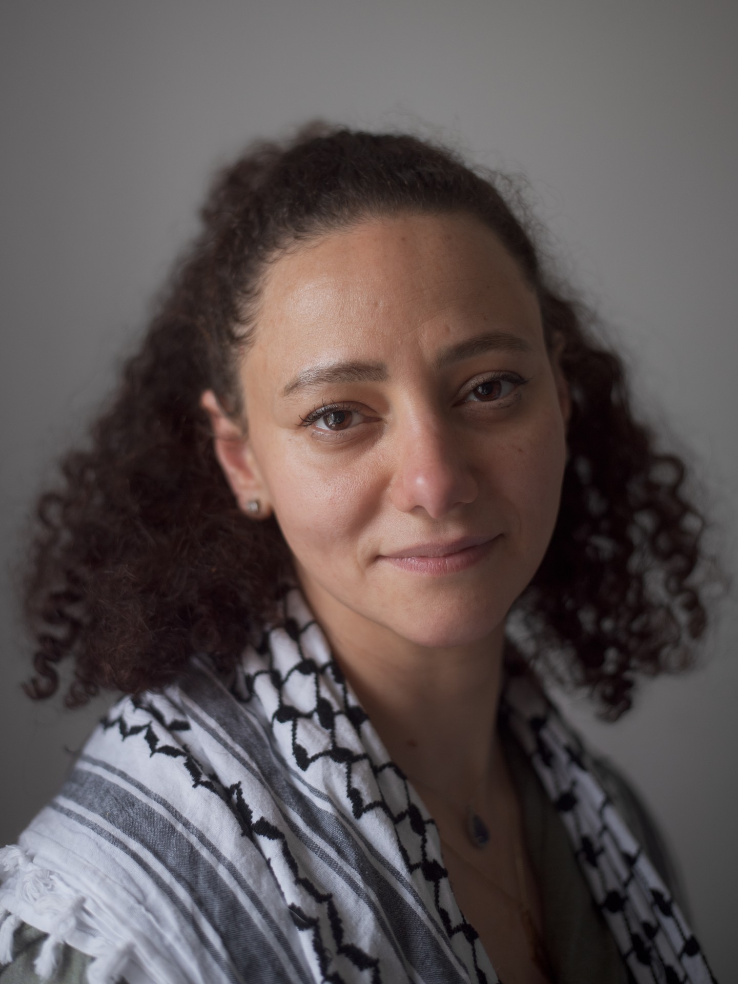 Rasha Saeed, a Palestinian therapist working with refugees, in her home in Manchester, UK. ©Julija Stankevičiūtė