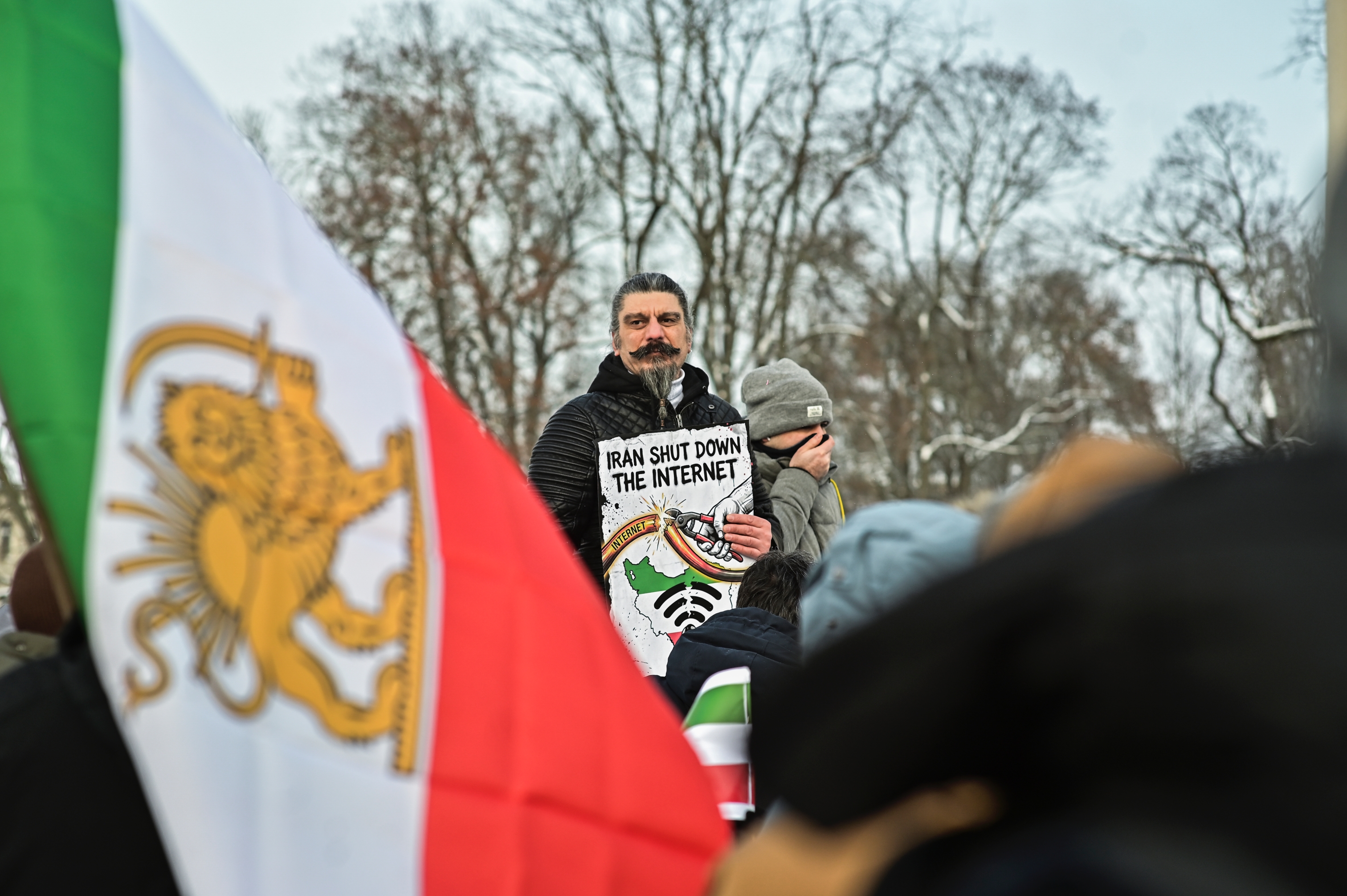 After the reports of the deadly crackdown of protests in Iran, Iranians in Vilnius went to Cathedral Square and continued their weekly gatherings. ©Denis Vėjas