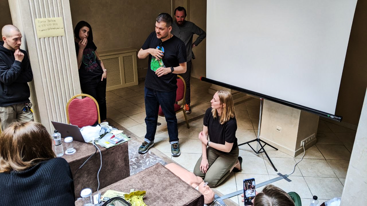 Roman Stepanovych explains the basics of the first medical aid to media workers in Kyiv, April 2022.