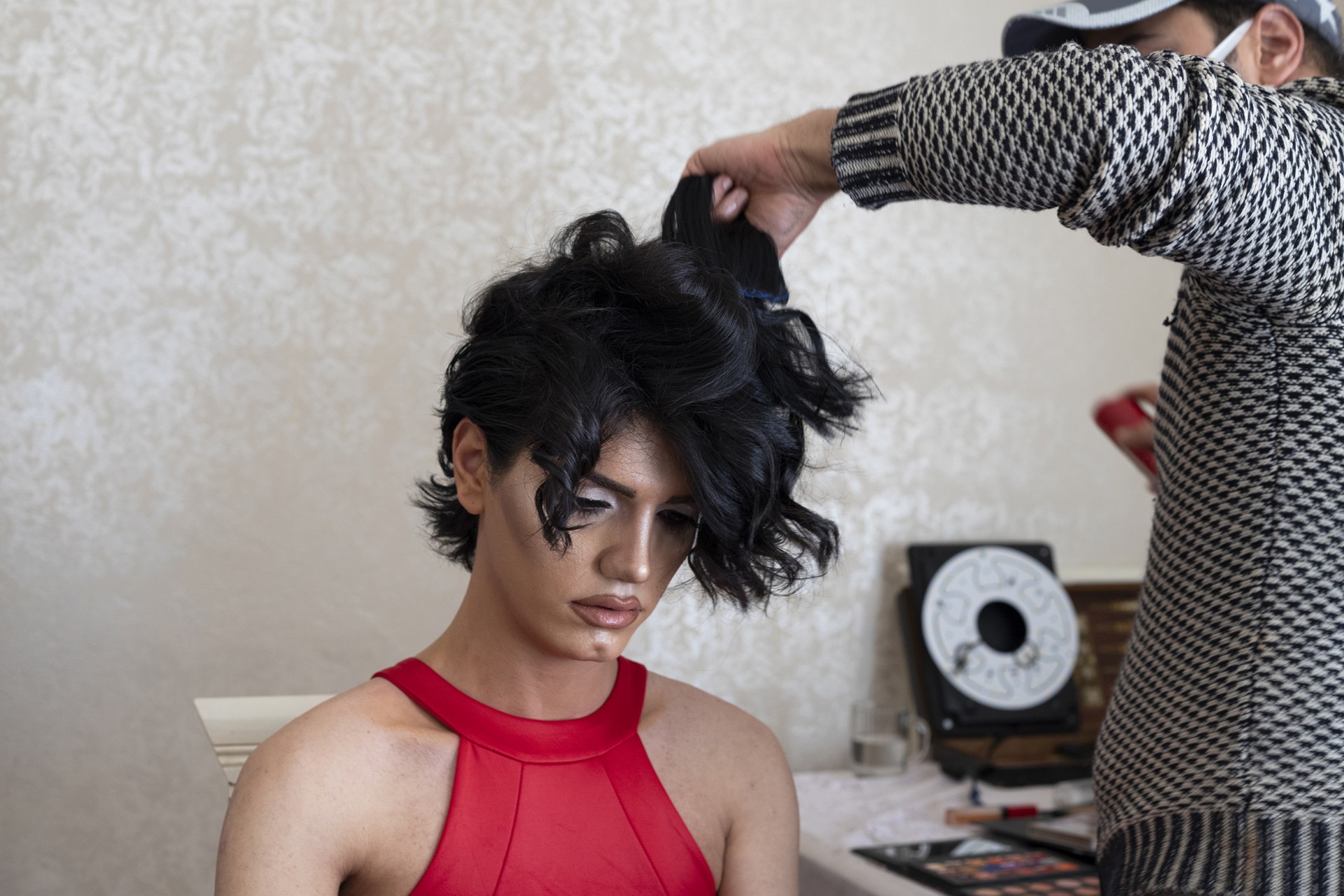 An Iranian hairdresser who is an LGBTQ refugee himself prepares Maki for her birthday party.