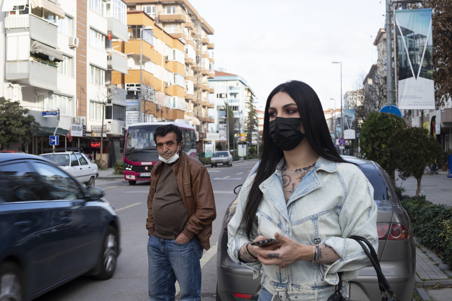 While Haleh is waiting for a taxi to arrive, a man tries to talk to her and asks for her phone number.