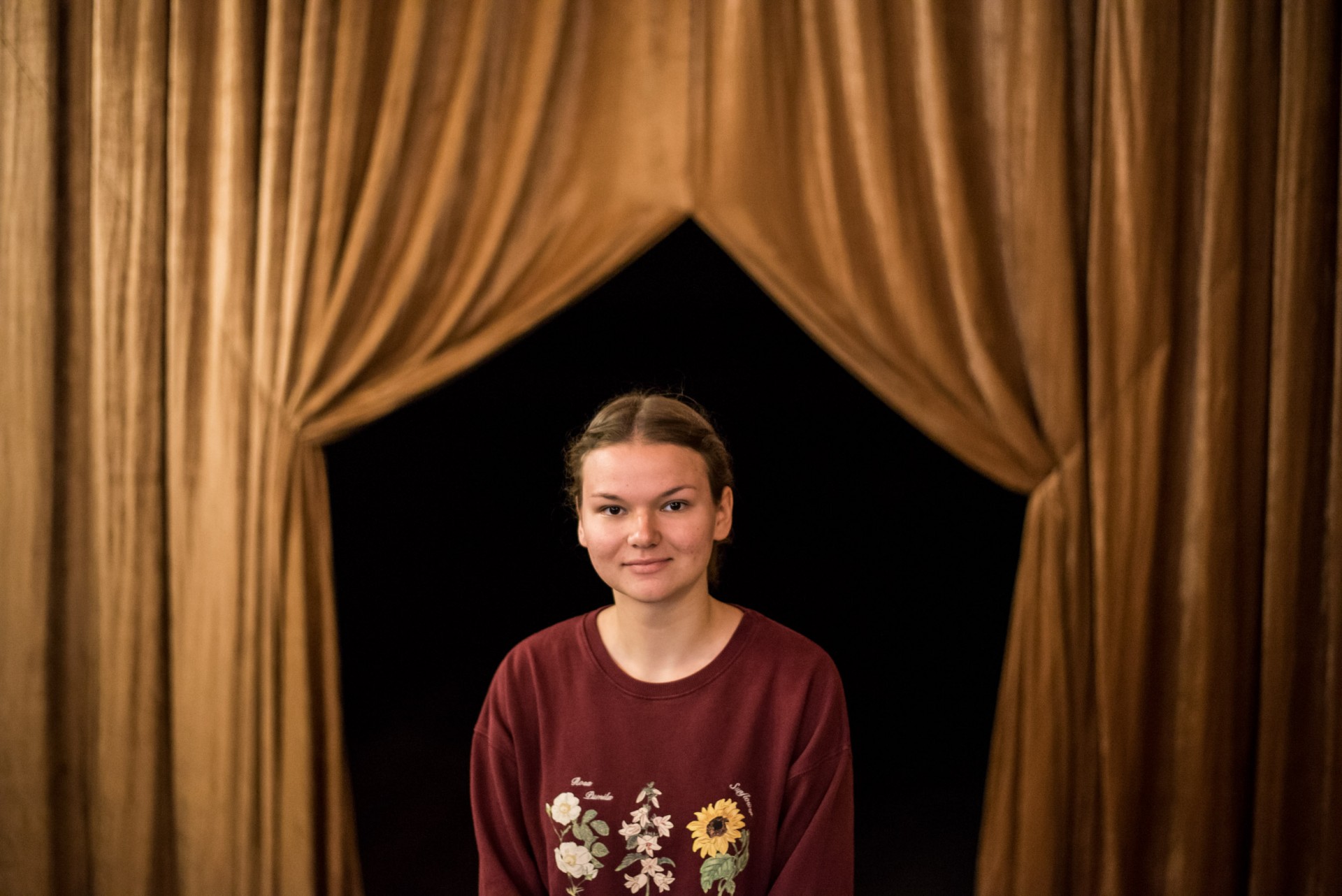 Aleksandra: „Asmeniškai nepalaikau tų žmonių, kurie yra rusai ir tarsi specialiai nenori kalbėti lietuviškai. Palaikau idėją, kad jei gyveni čia, turi mokėti. Labai džiaugiuosi, kad aš moku. Vis dėl to, bandau išlaikyti tą neutralitetą, jei prasideda kažkoks atsiskyrimas, bandau nesigilinti. Aš moku lietuviškai, prisitaikau“.