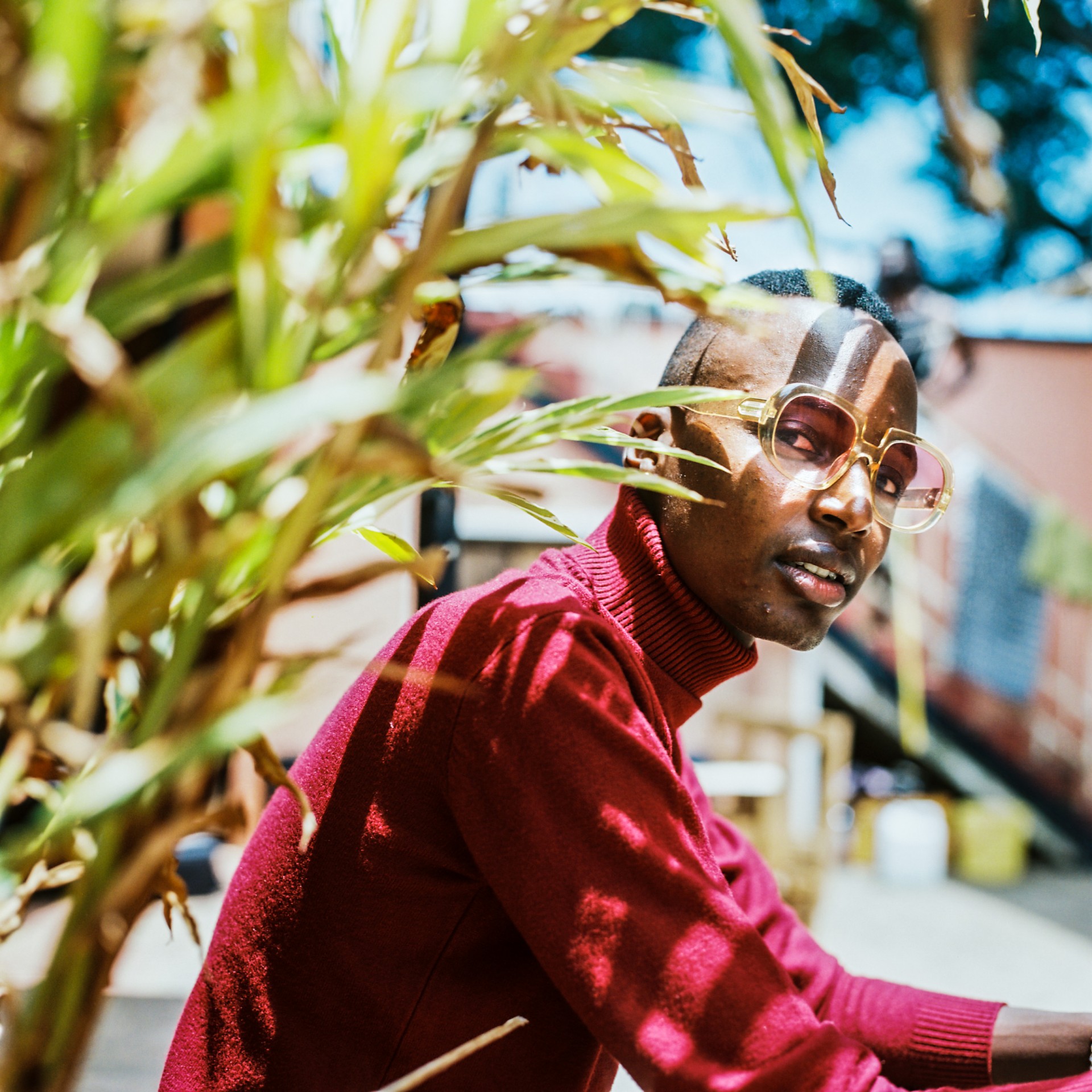 Multidisciplininis menininkas Kabeaushé iš Kenijos. Muzikos kūrėjų kolektyvo „Nyege Nyege“ vila, Kampala, Uganda. Iš komikso „Ieškoti meno jungčių su bendruomene“. ©Berta Tilmantaitė