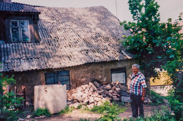 Simonas Zukas prie savo vaikystės namo Ukmergėje 1997 m. ©David Zukas