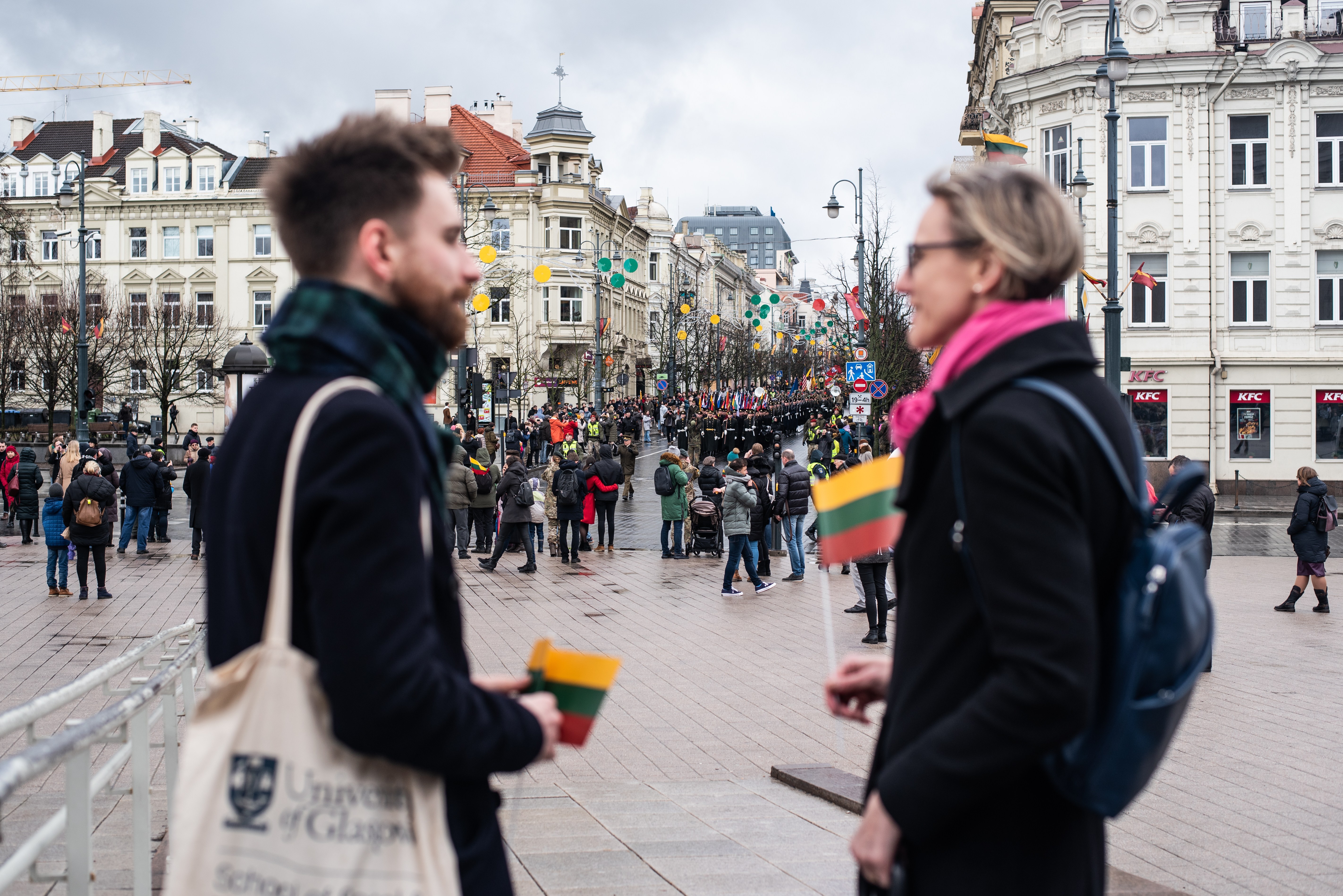 Žurnalistas Karolis Vyšniauskas ir švietimo ekspertė Asta Ranonytė Vilniaus Katedros aikštėje, Kovo 11-ąją ©Severina Venckutė