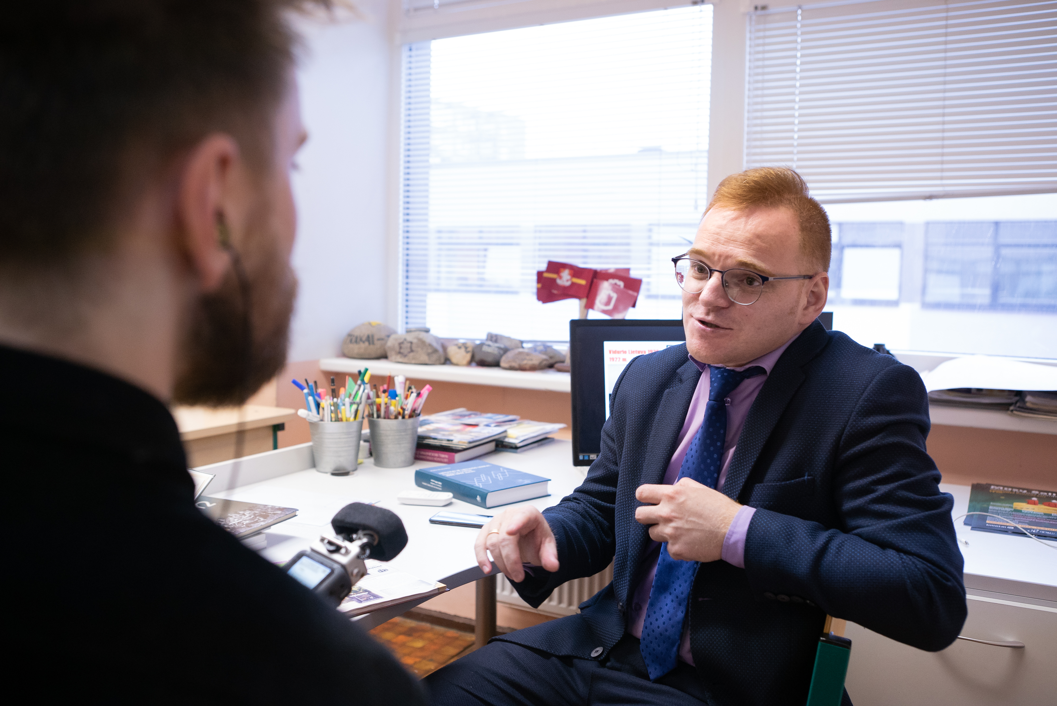 Istorijos mokytojas Algis Bitautas, dėstydamas apie balsavimą dėl nepriklausomybės, mini ir 6 lenkakalbius politikus, kurie susilaikė – bet užuot juos parodęs kaip nelojalius Lietuvai, moksleiviams bando paaiškinti, kodėl šie politikai galėjo taip pasielgti. ©Martyna Šulskutė