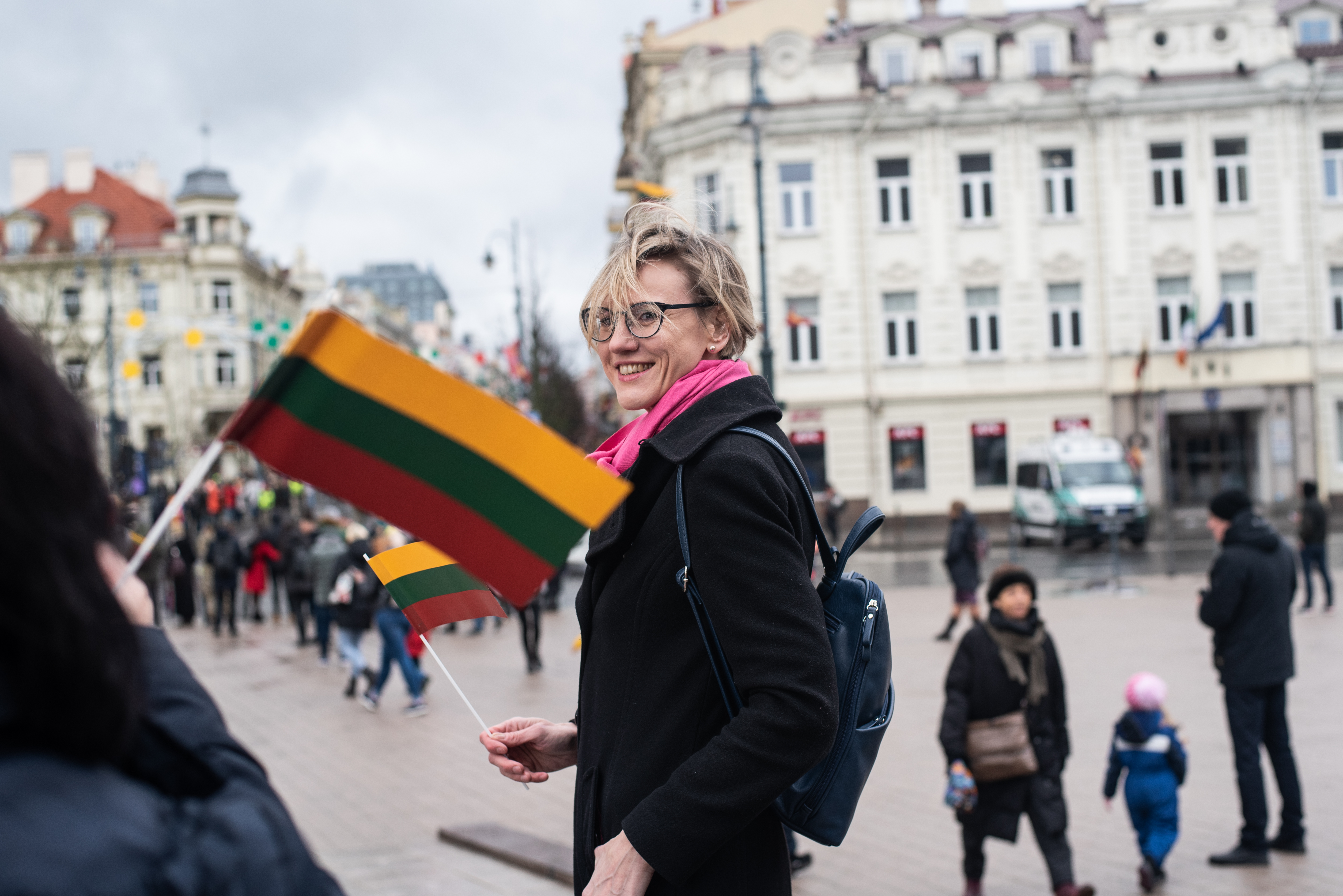 Buvusi istorijos mokytoja, švietimo ekspertė Asta Ranonytė tiria, kaip lietuviškuose istorijos vadovėliuose skirtingose klasėse kalbama apie trancizijos laikotarpį. Anot jos, vyrauja „saugus“ naratyvas – bet, priešingai nei daugelyje kitų disciplinų, istorijos mokytojai turi daug laisvės pasakojimus praplėsti ir su mokiniais diskutuoti. ©Severina Venckutė
