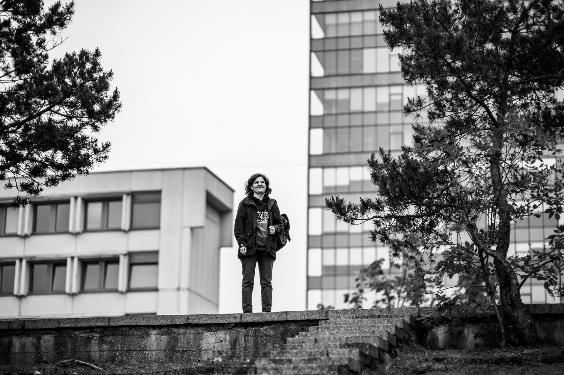 „Pirma intuityvi reakcija, kai sutinki žmogų, kuris daro kitokius politinius sprendimus: „Nu kokia nesąmonė, jis čia klaidingai mąsto, jis paveiktas propagandos arba tiesiog kvailas.“ Ir taip vieni apie kitus galvoja abi pusės“, – sako Ainė Ramonaitė. ©Denis Vėjas