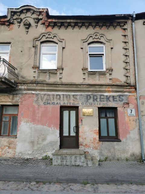 (Atnaujinta) Po publikacijos pasirodymo, Amit senelius menantis užrašas Ukmergėje buvo atkurtas. Ar publikacija tam turėjo esminės įtakos, neturime informacijos.