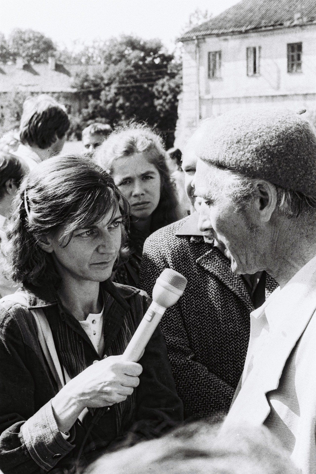 Teksto autorė Ann Cooper kalbasi su protestuotoju mitinge prie Adomo Mickevičiaus paminklo Vilniuje, 1987 m. rugpjūčio 23 d. ©Povilas Obuchovičius
